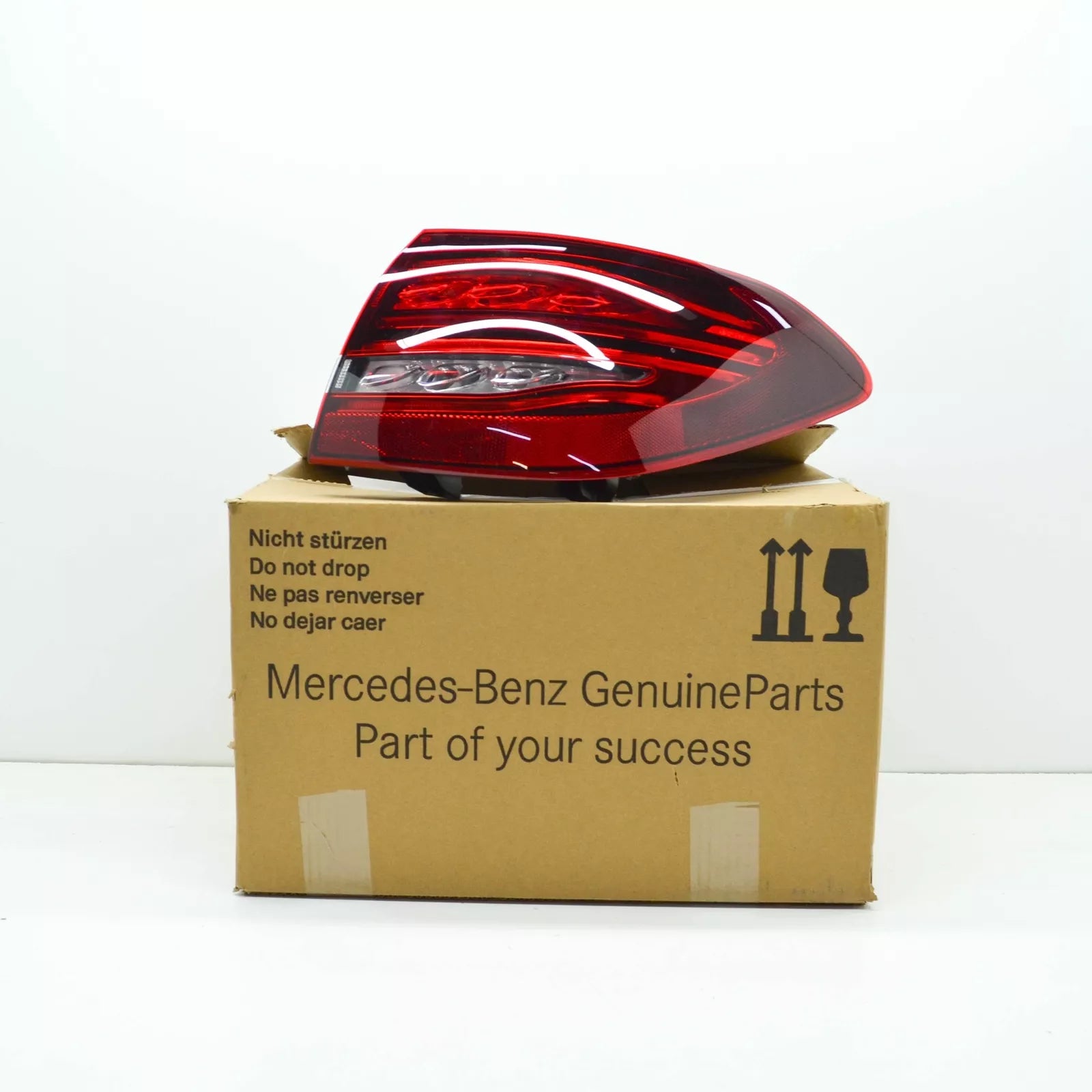 NEW MERCEDES-BENZ C S205 REAR RIGHT OUTER TAILLIGHT A2059064505 ORIGINAL