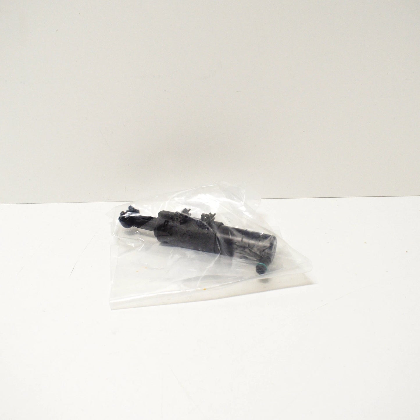 NEW MERCEDES-BENZ C-CLASS W204 RIGHT HEADLIGHT WASHER NOZZLE A2048602847