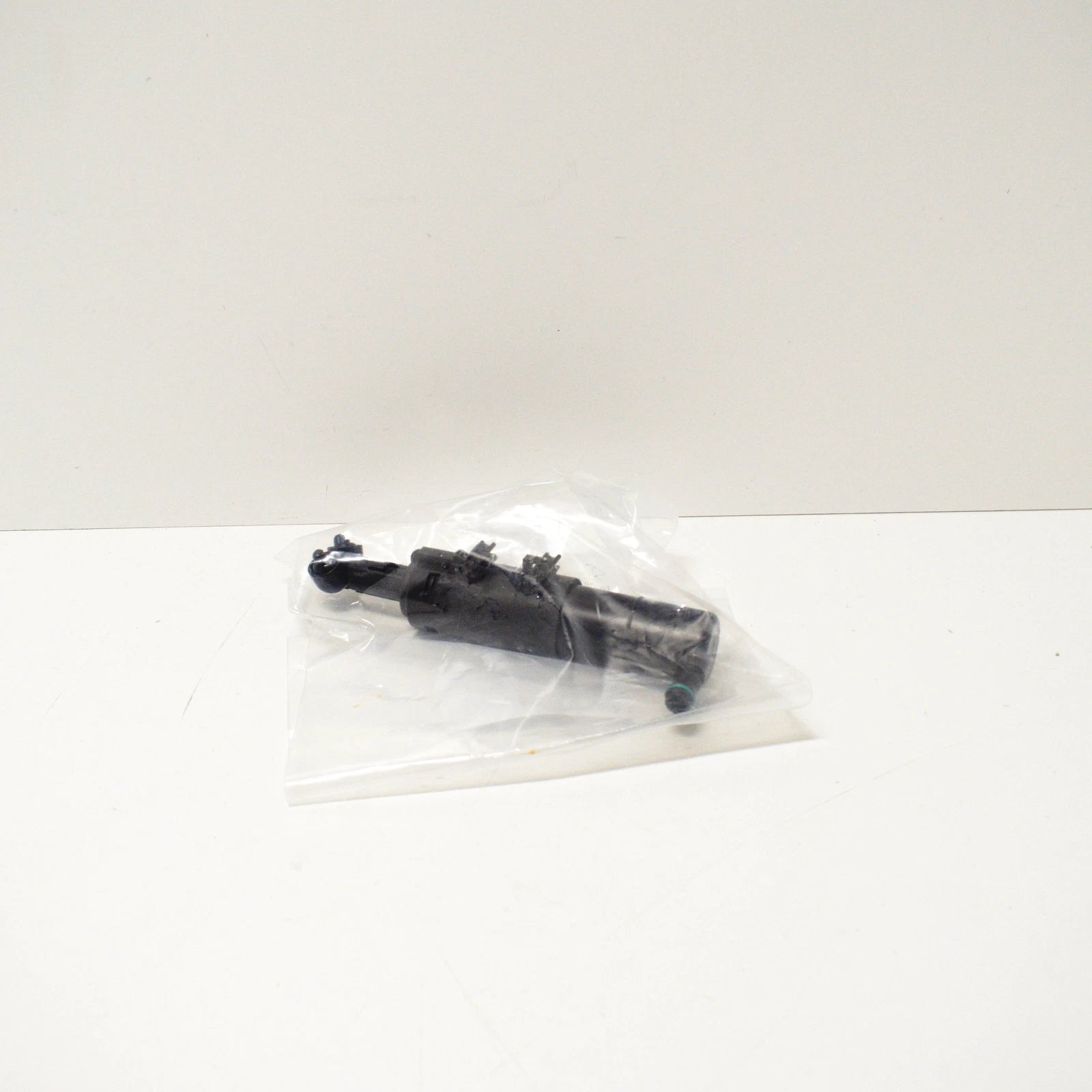 NEW MERCEDES-BENZ C-CLASS W204 RIGHT HEADLIGHT WASHER NOZZLE A2048602847