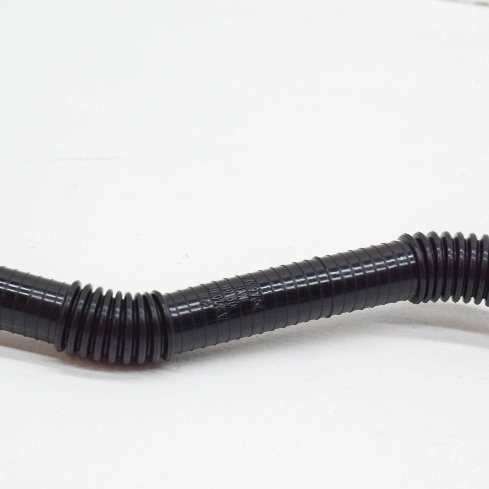 NEW MERCEDES-BENZ CLA C117 OIL SEPARATOR VENT LINE A2700180900 ORIGINAL