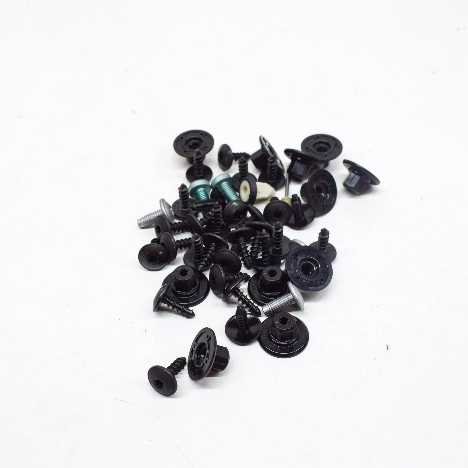 NEW AUDI A5 S5 8W6 FRONT REAR WHEEHOUSING LINER HARDWARE SET V04017001BE