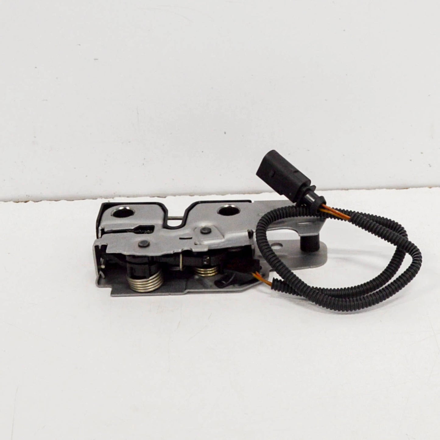 NEW VOLKSWAGEN JETTA MK5 BONNET LOCK 1K1823509E 2008