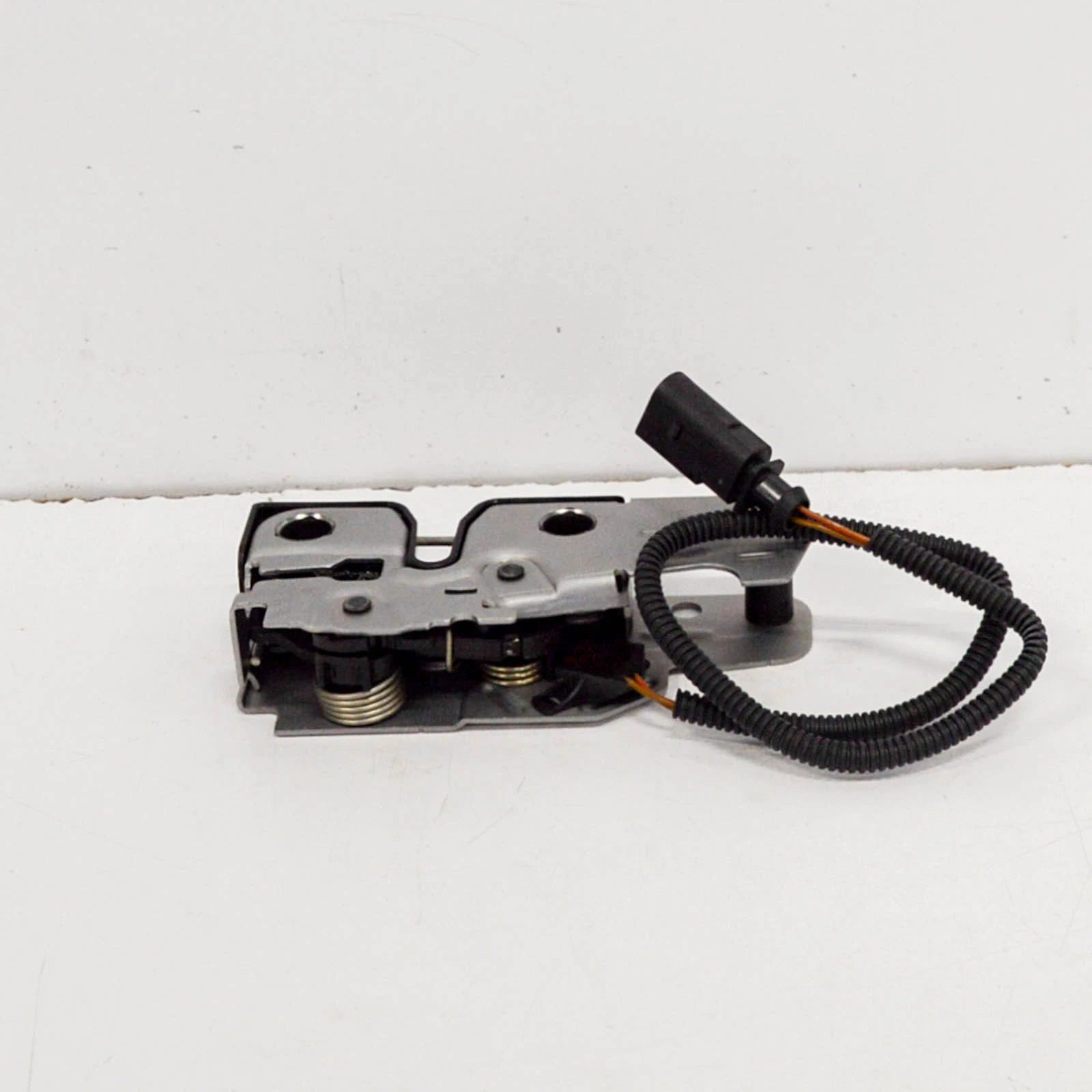 NEW VOLKSWAGEN JETTA MK5 BONNET LOCK 1K1823509E 2008