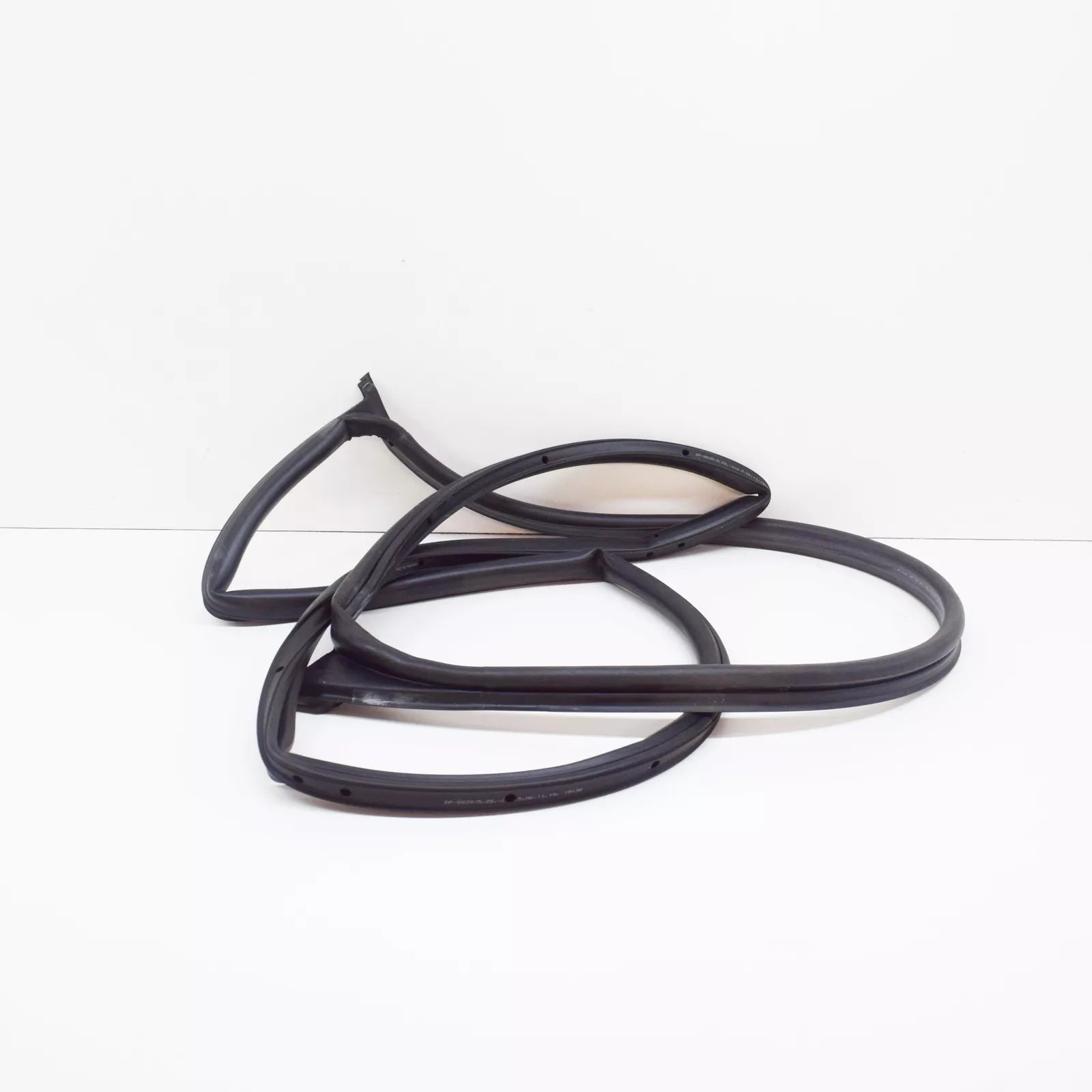 NEW MERCEDES-BENZ C-CLASS W203 FRONT LEFT DOOR SEAL A2037202178 ORIGINAL