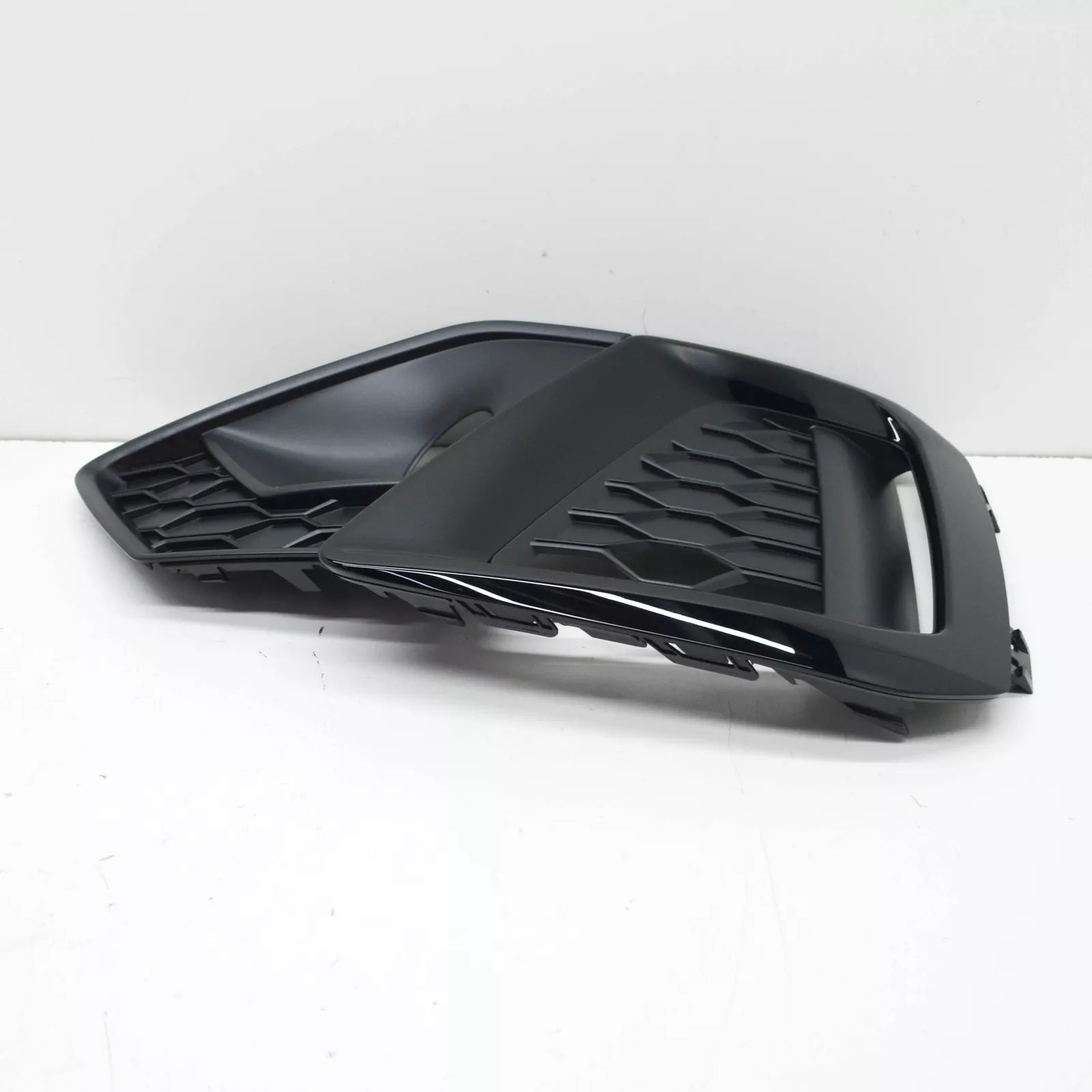 NEW AUDI A4 AVANT B9 FRONT RIGHT BUMPER GRILLE 8W0807682AMT94