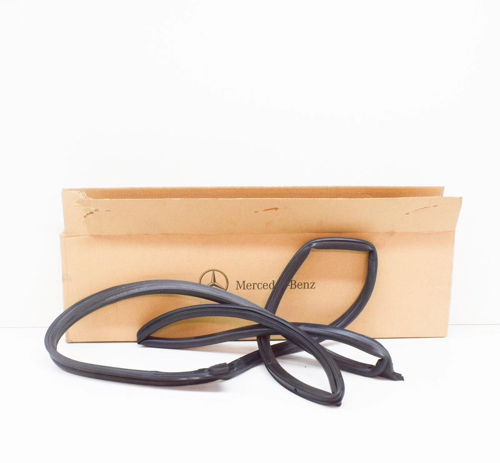 NEW MERCEDES-BENZ C-CLASS W203 FRONT LEFT DOOR SEAL A2037202178 ORIGINAL
