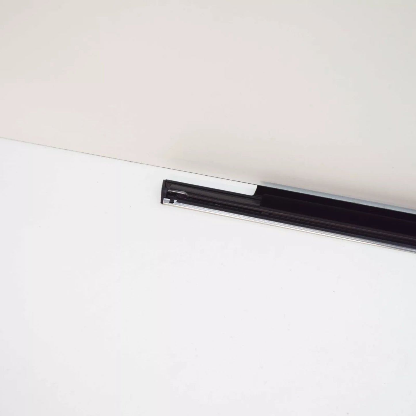 NEW MERCEDES-BENZ C W204 FRONT LEFT DOOR WINDOW SEALING RAIL A2047251565