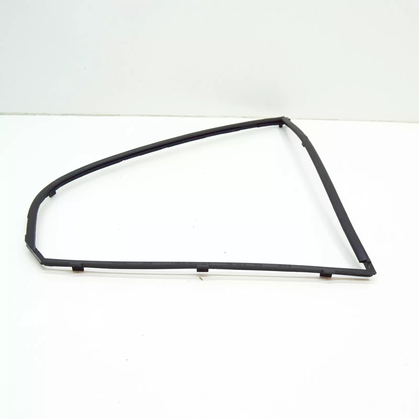 NEW BMW 5 E39 REAR RIGHT DOOR QUARTER WINDOW FRAME 51348186184 8186184 ORIGINAL
