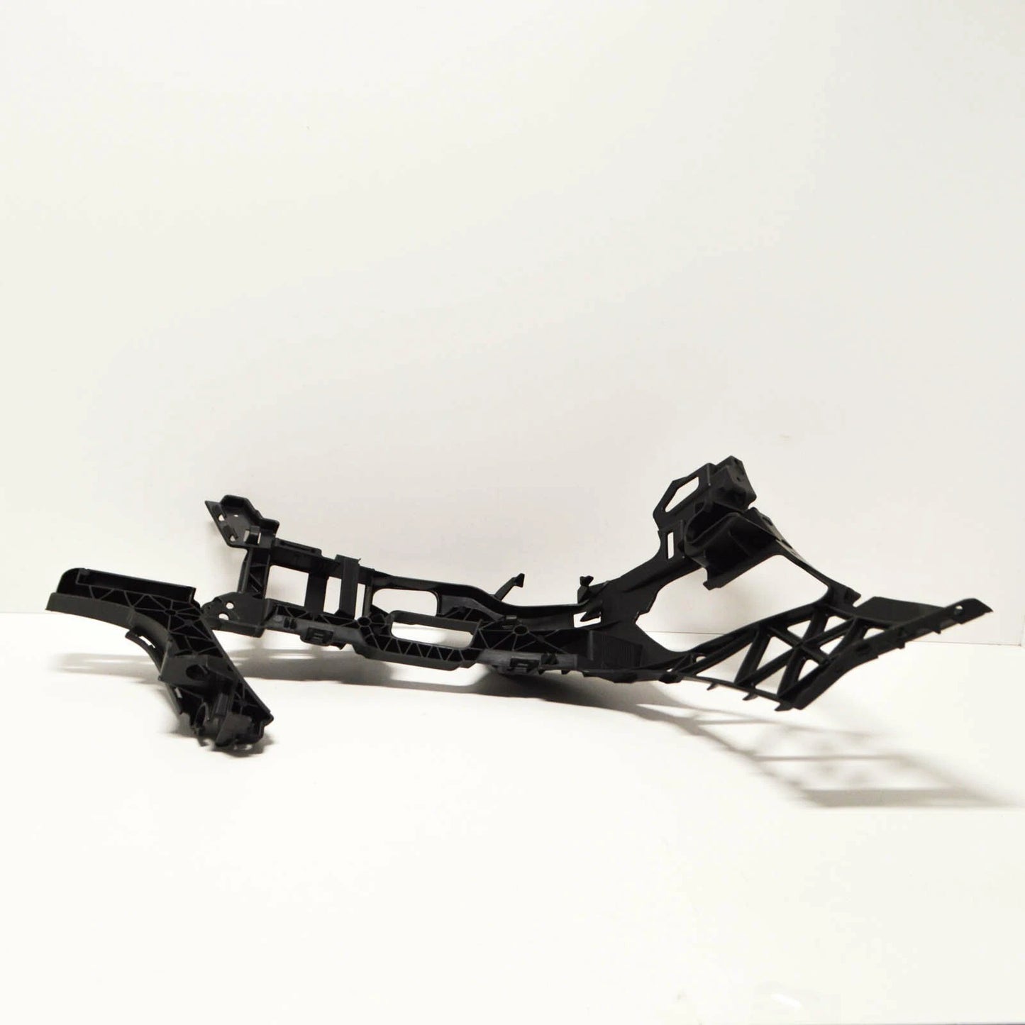 NEW MB C W204 AMG FRONT LEFT BUMPER LEFT MOUNTING BRACKET A2048854165