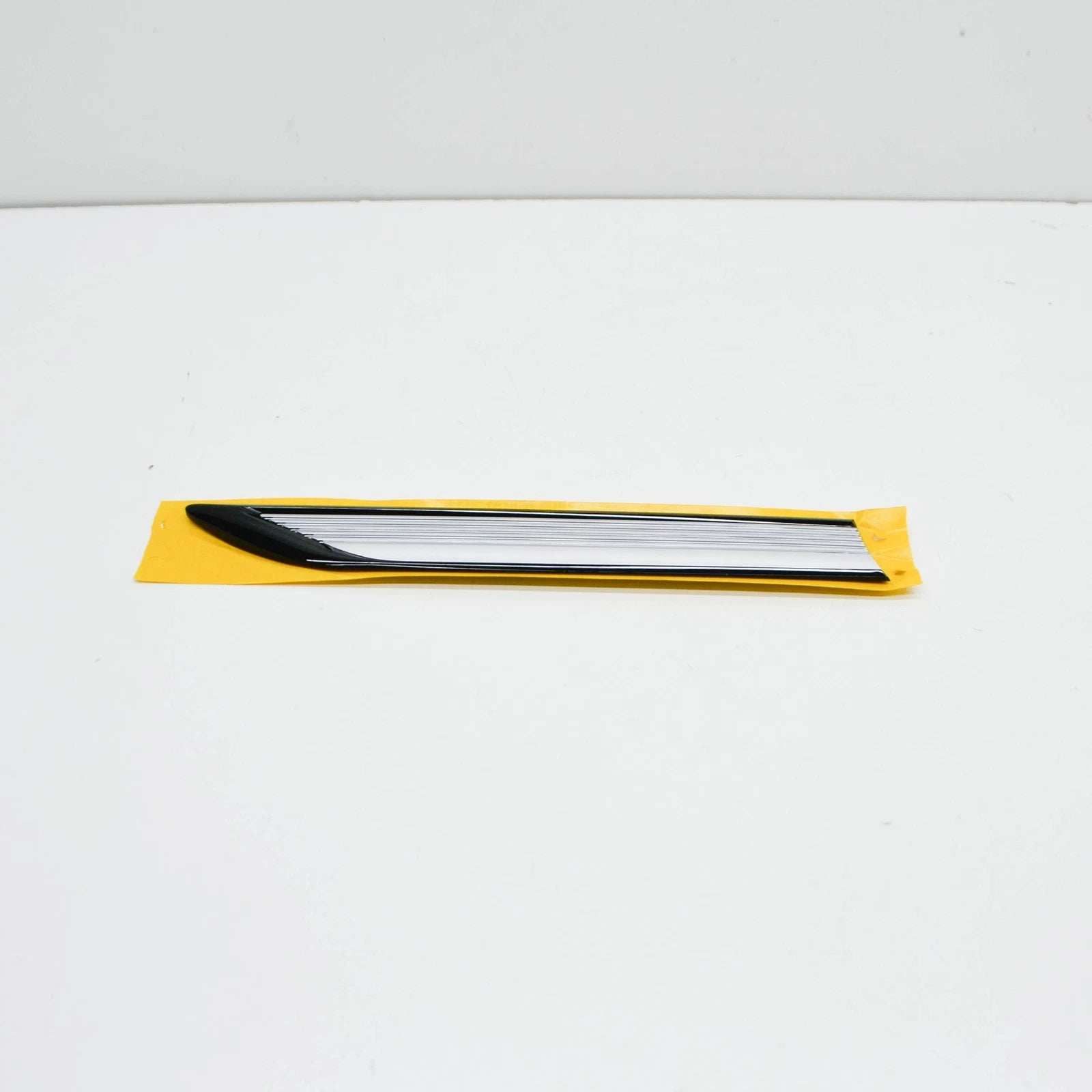 NEW VOLKSWAGEN TIGUAN AD FRONT RIGHT DOOR TRIM 5NA853688PDPJ