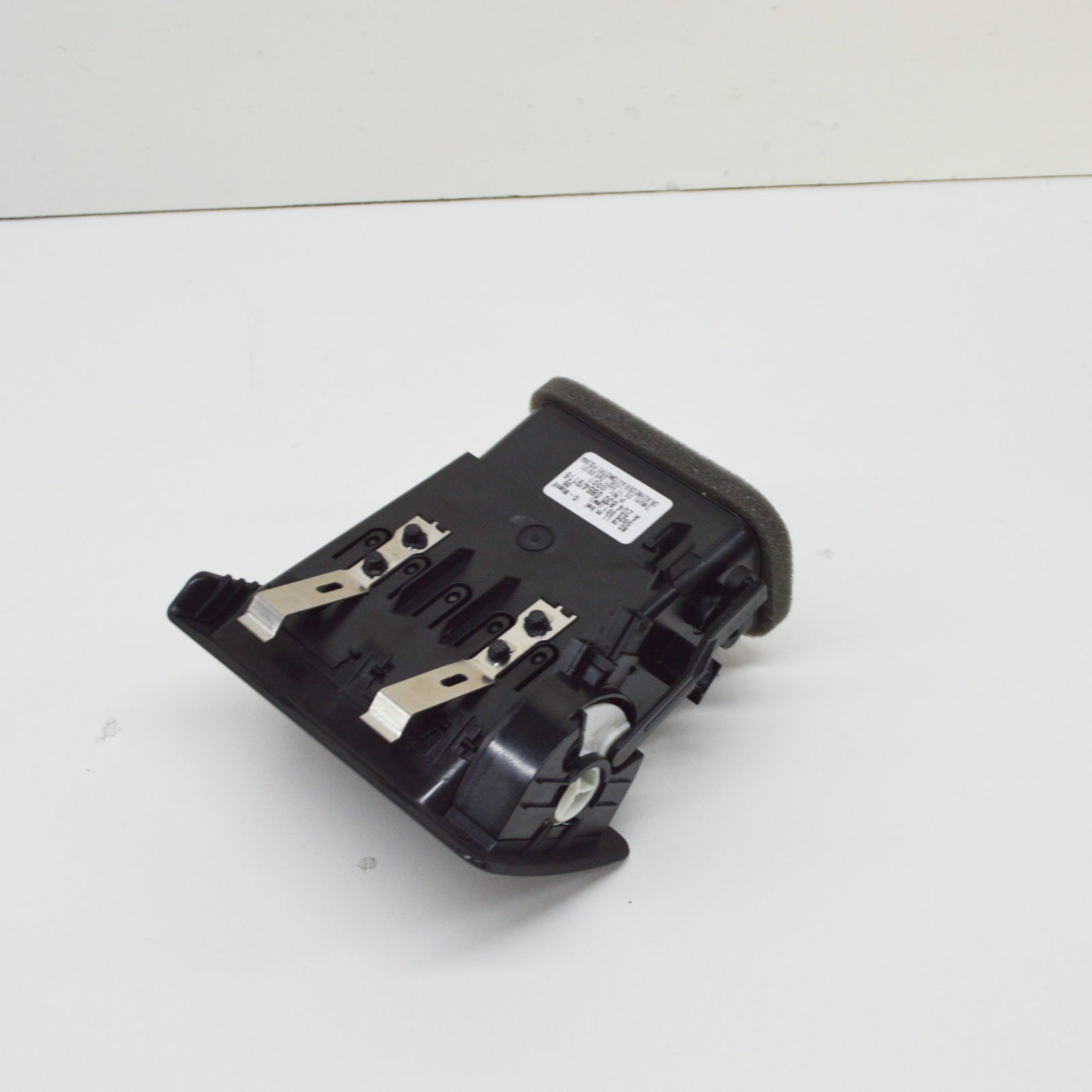 NEW MB C W204 FRONT RIGHT OUTER VENT GRILLE A20483008549116 ORIGINAL