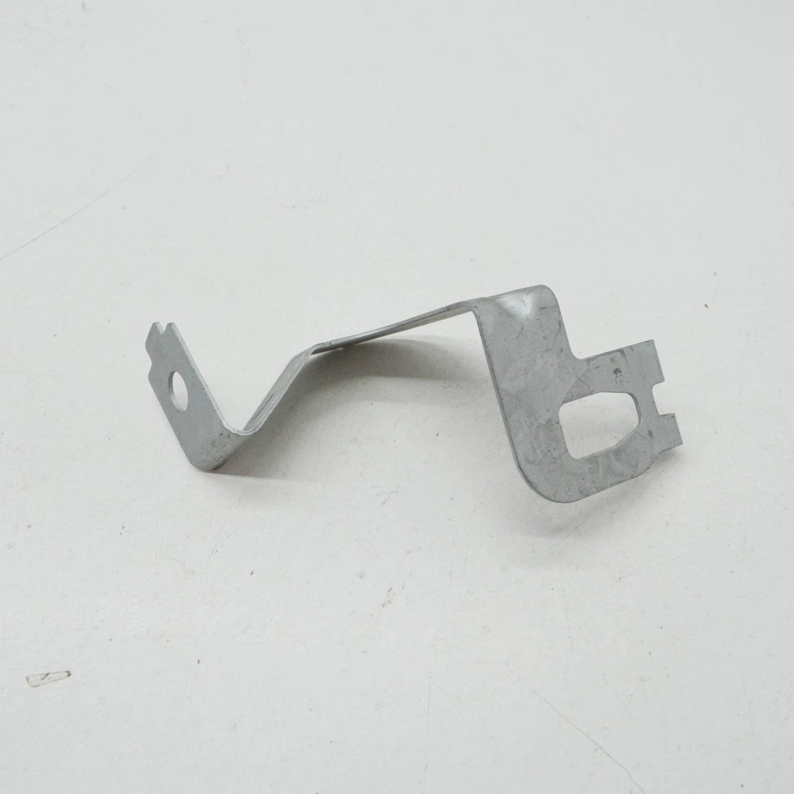 NEW MERCEDES BENZ GLC C253 FRONT SPLASH SHIELD RIGHT BRACKET A2535240140