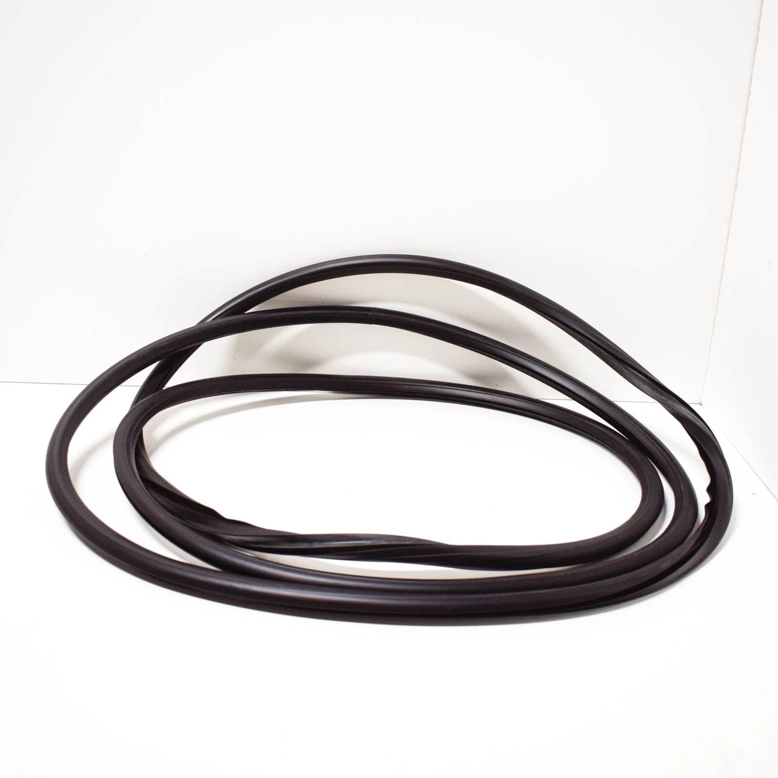 NEW BMW M3 E30 COUPE WINDSHIELD GASKET SEAL 51311945082 1945082 ORIGINAL