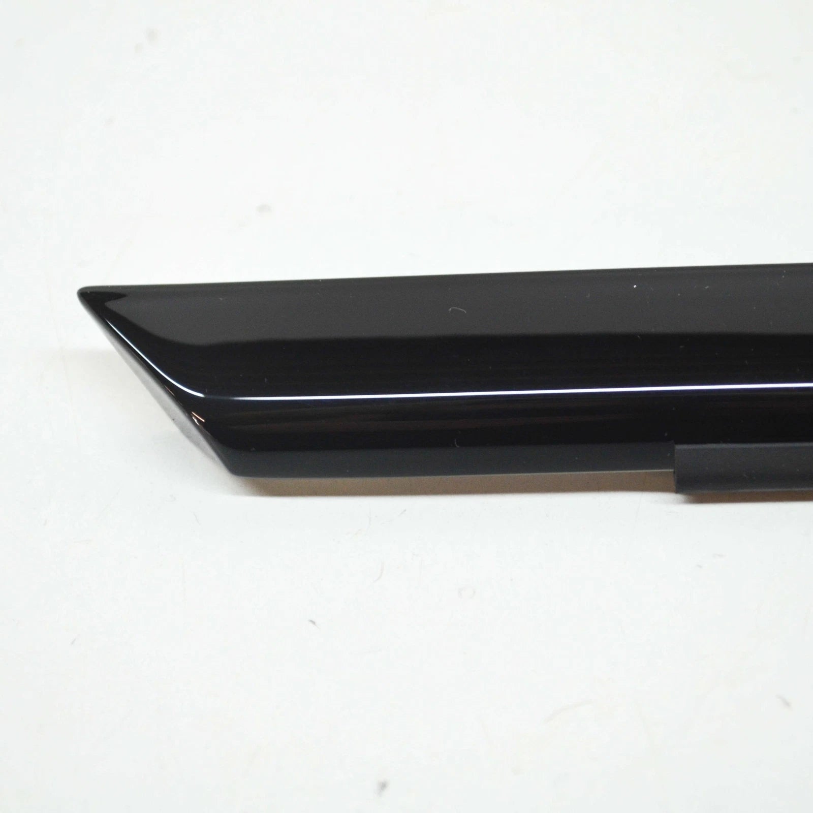 NEW BMW 6 F12 FRONT RIGHT CHANNEL COVER SHORT OUTER 7221312 51337221312 ORIGINAL