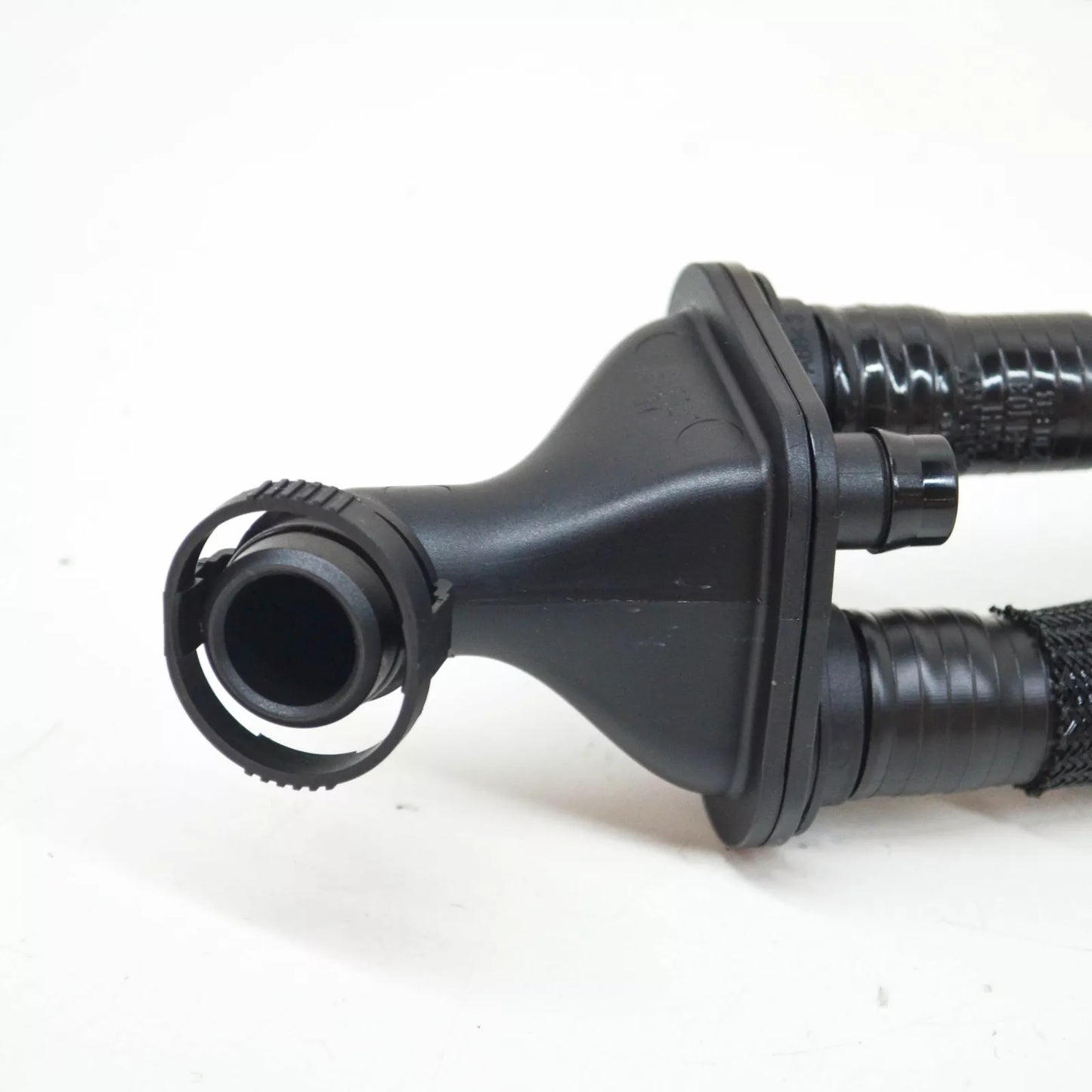 NEW AUDI A4 B9 ENGINE VENT PIPE HOSE 06M103210EB