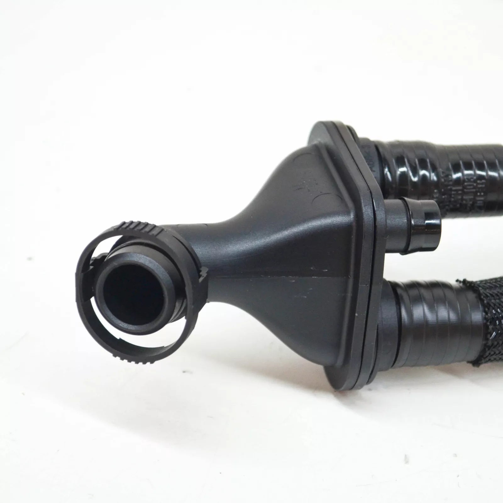 NEW AUDI A4 B9 ENGINE VENT PIPE HOSE 06M103210EB