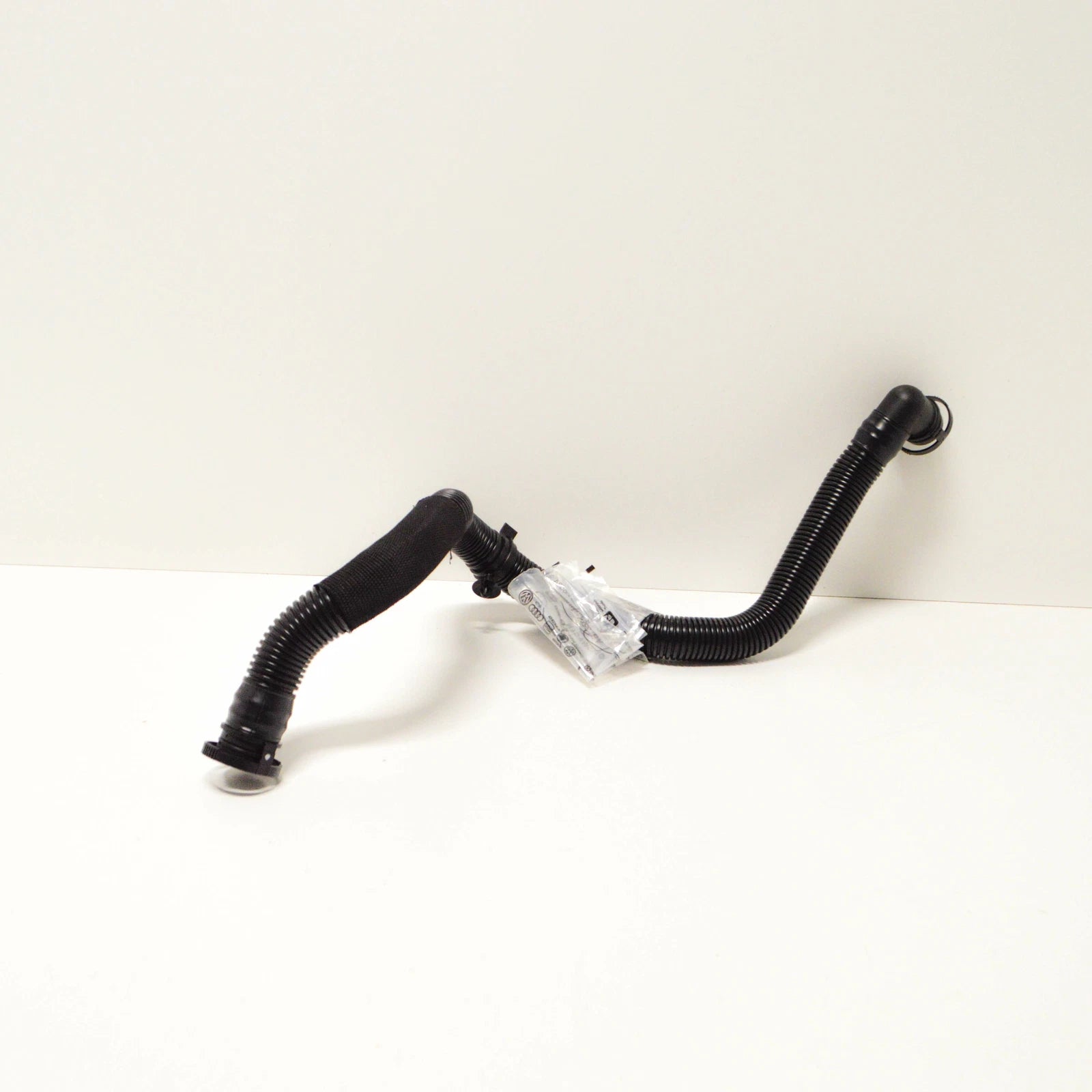 NEW AUDI Q5 8R SECONDARY AIR CONNECTING PIPE HOSE 8R0133817