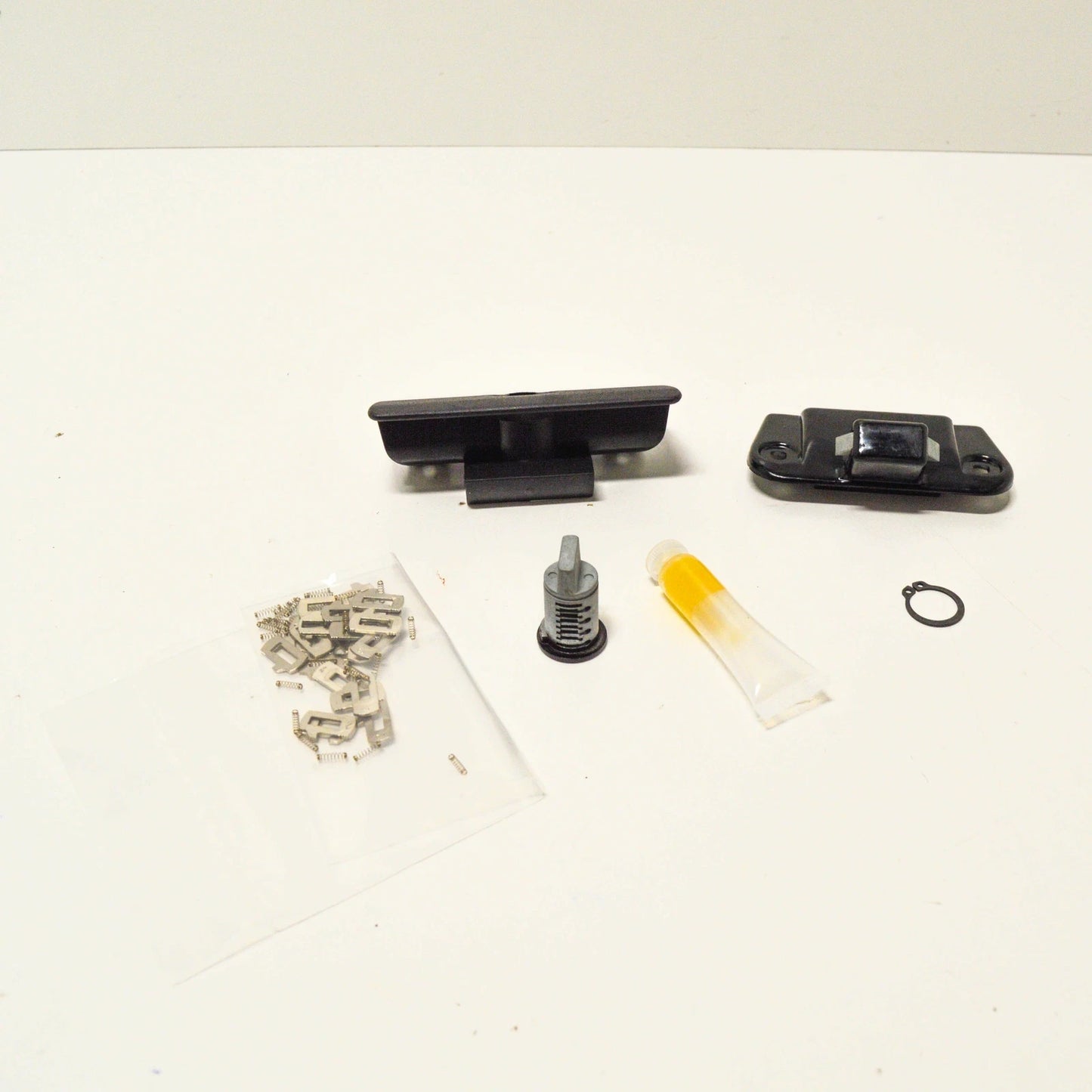 NEW BMW E21 E30 E28 E23 E24 GLOVE BOX LOCK CYLINDER REPAR KIT 9061387