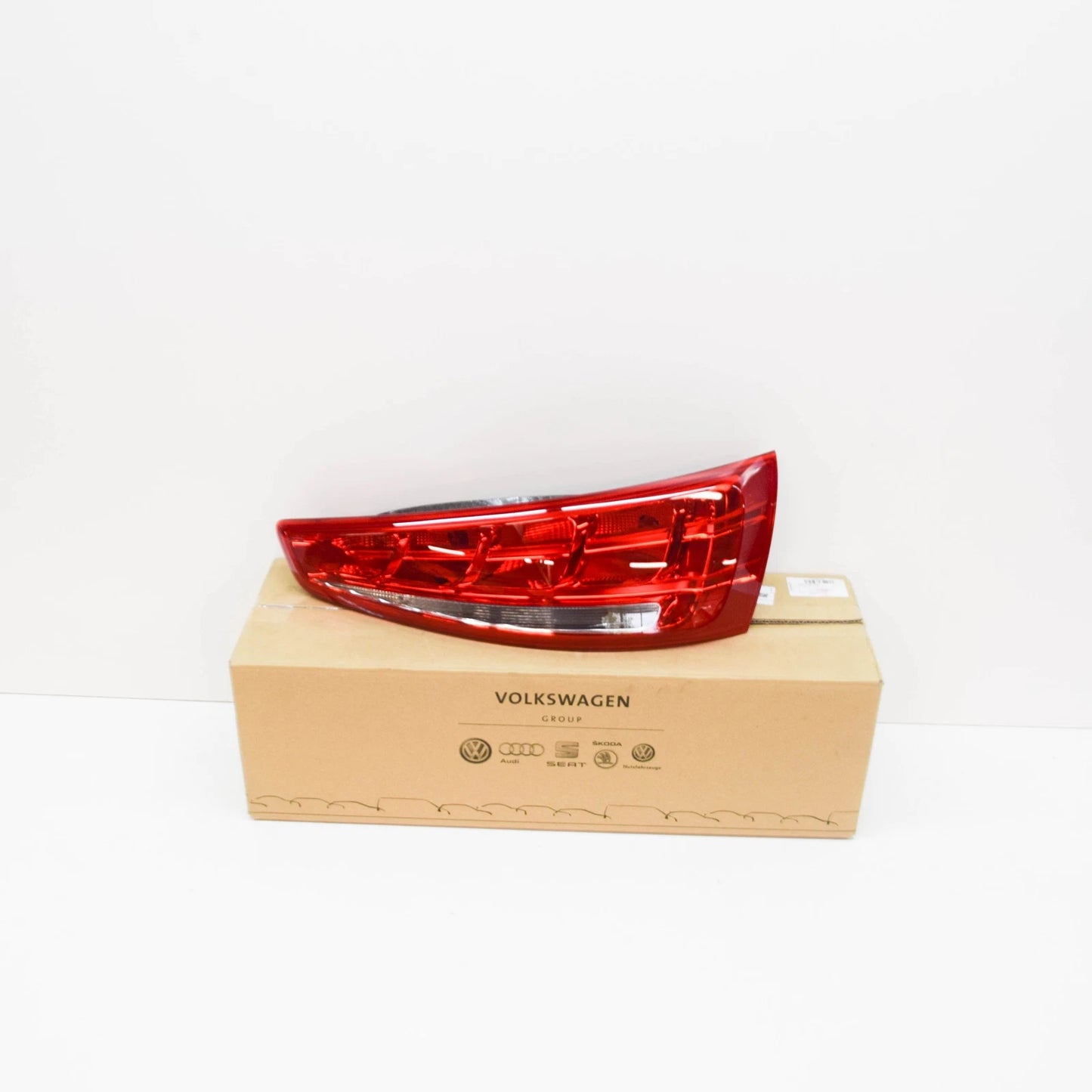 NEW AUDI Q3 8U REAR RIGHT TAIL LIGHT 8U0945094 ORIGINAL