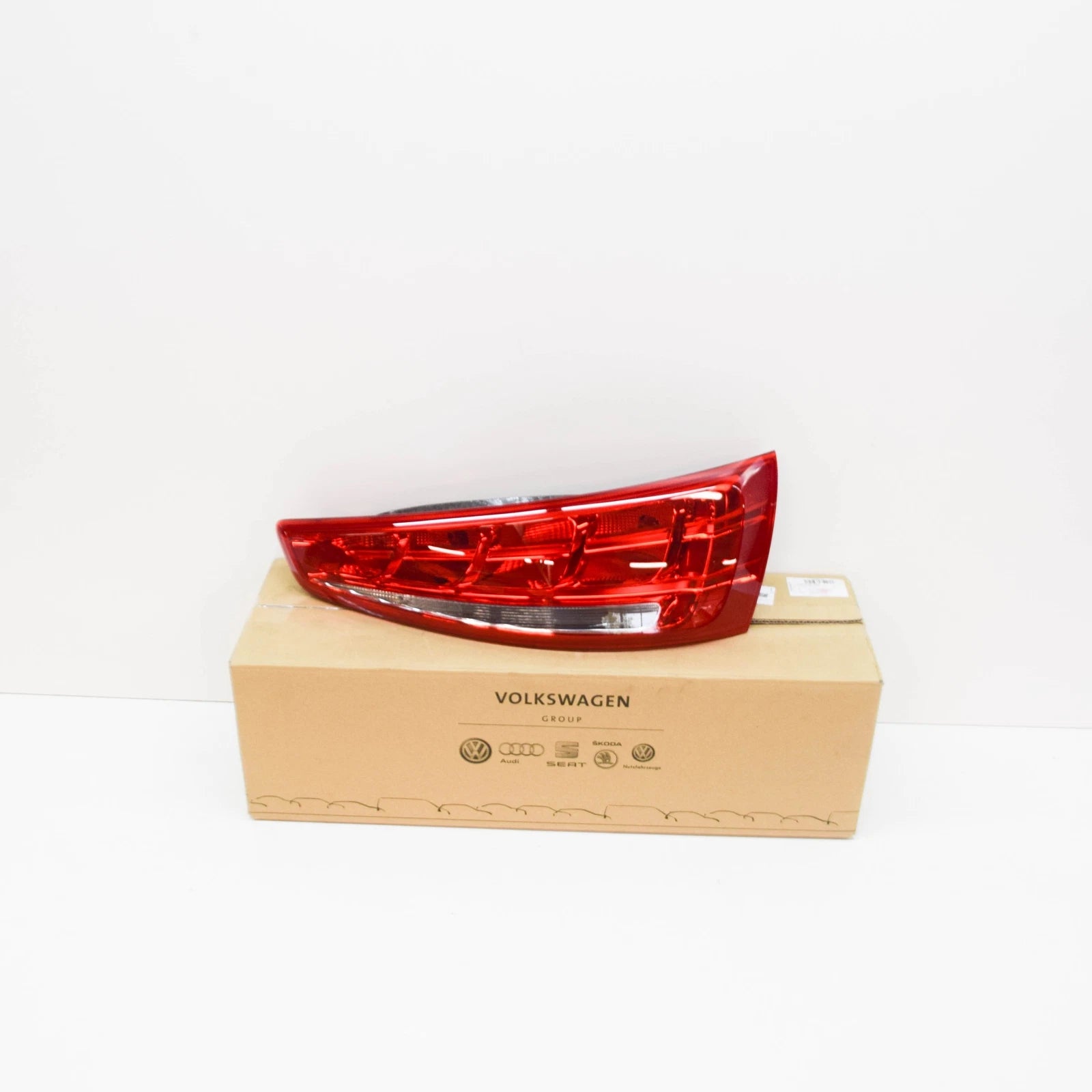 NEW AUDI Q3 8U REAR RIGHT TAIL LIGHT 8U0945094 ORIGINAL