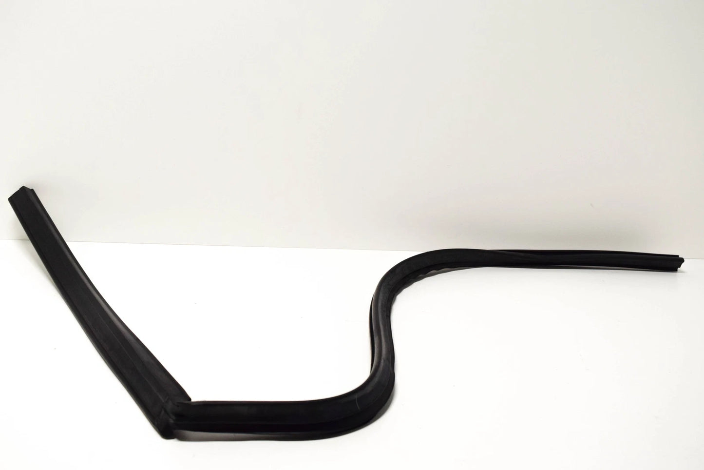 NEW BMW 1502 RIGHT VENT WINDOW GASKET SEAL 51367441113 7441113 ORIGINAL