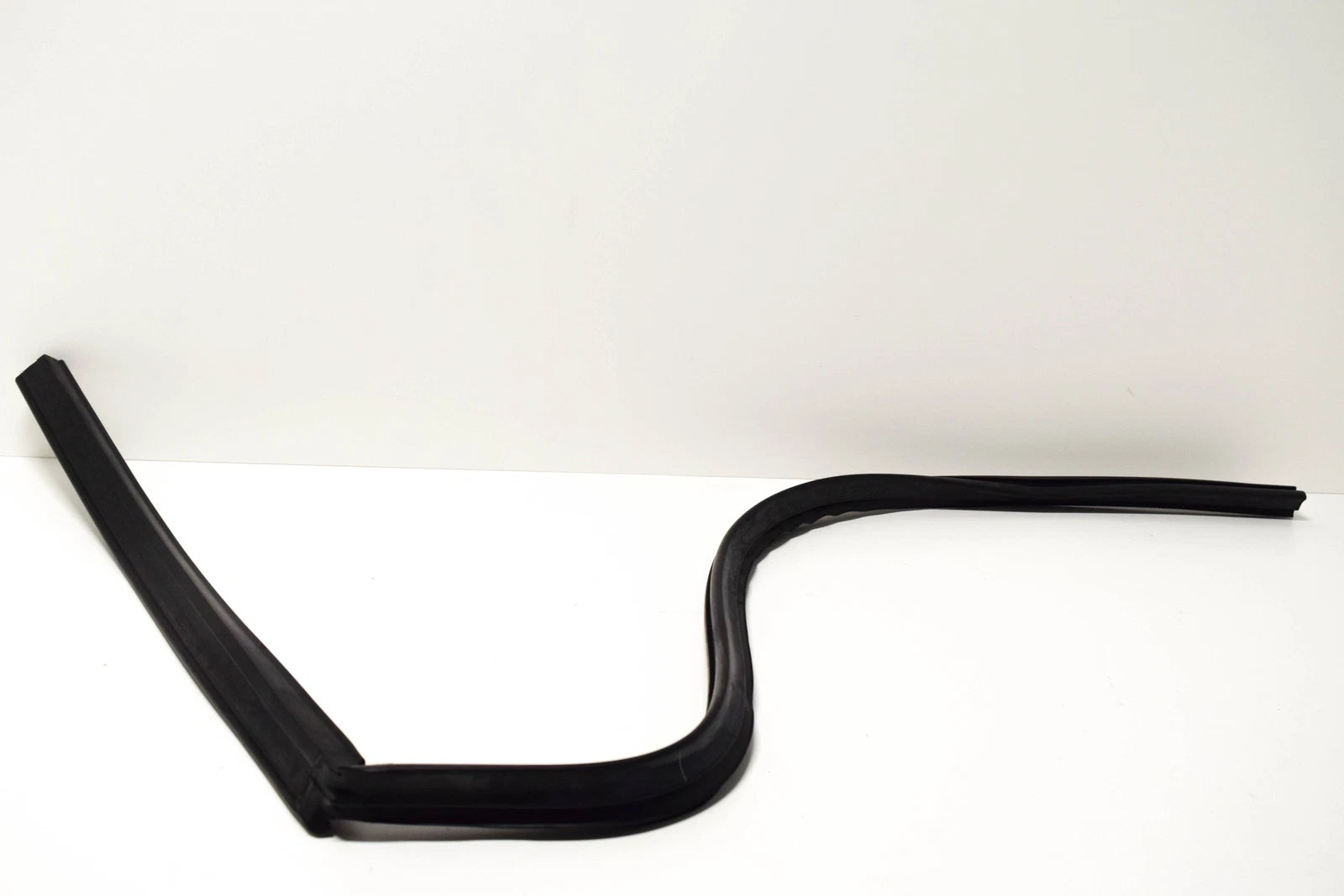 NEW BMW 1502 RIGHT VENT WINDOW GASKET SEAL 51367441113 7441113 ORIGINAL