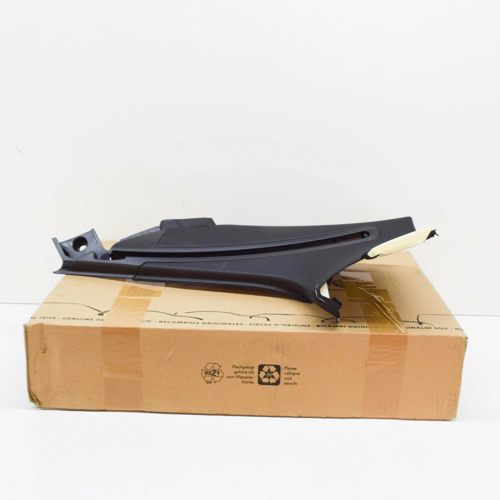 NEW AUDI A4 B8 D-PILLAR RIGHT TRIM 8K9867246V48 ORIGINAL