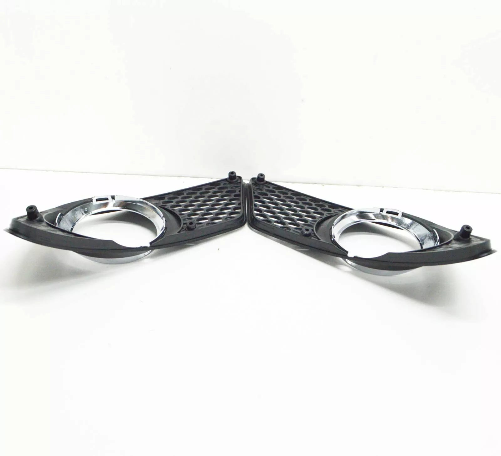 NEW MB C-CLASS W204 AMG FRONT BUMPER FOG GRILLE A2048850353 A2048850253 ORIGINAL