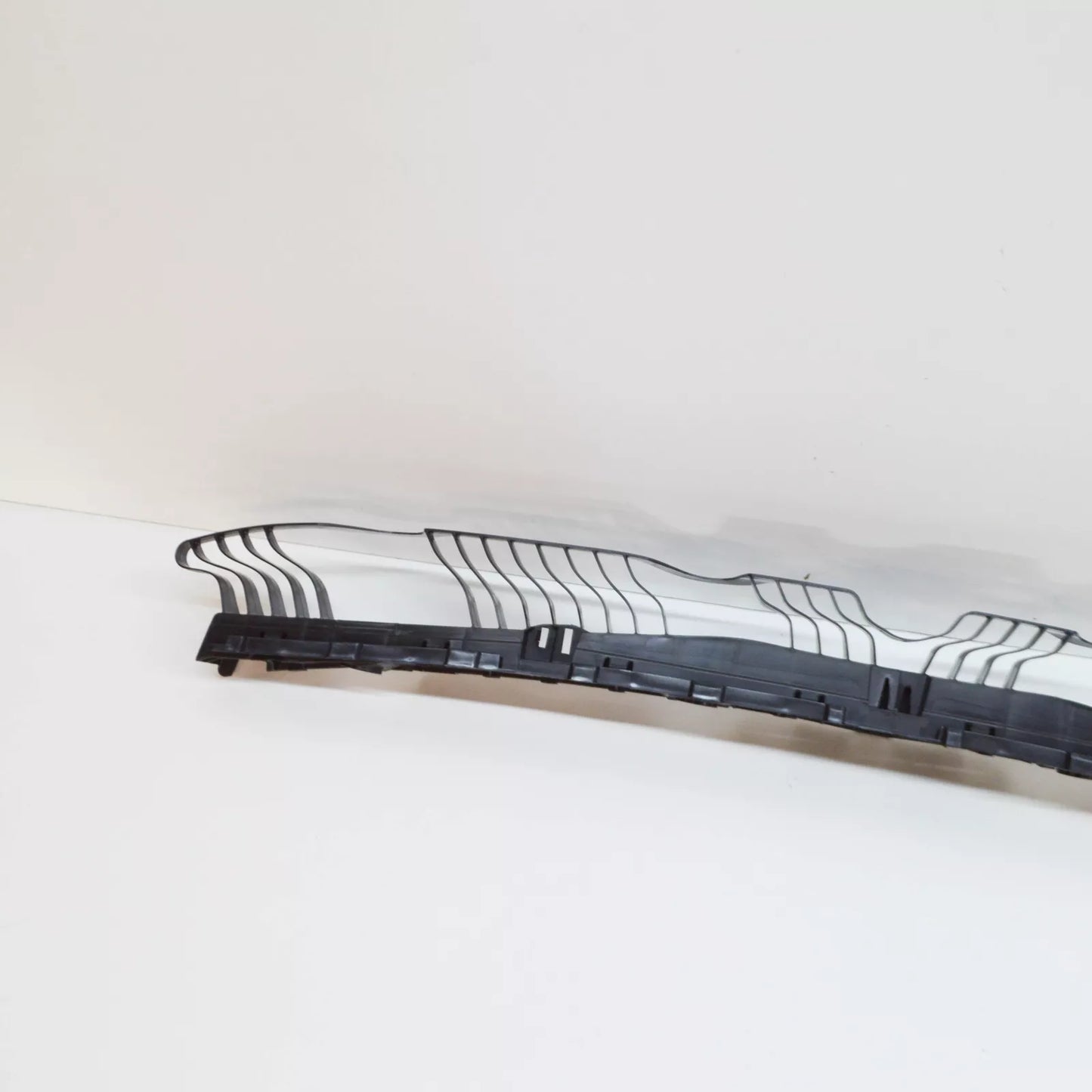 NEW VW JETTA A7 REAR BUMPER CENTRE BRACKET SECURING STRIP 17A807863 ORIGINAL