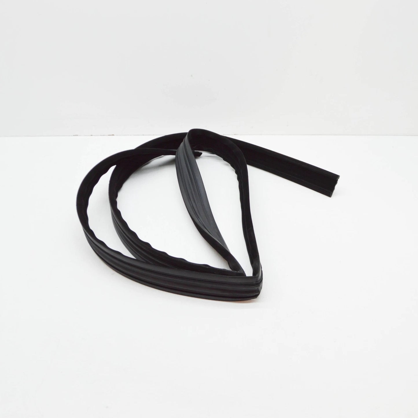 NEW BMW 5 E28 FRONT LEFT DOOR SEALING RUBBER 51321889787 1889787 1982 ORIGINAL