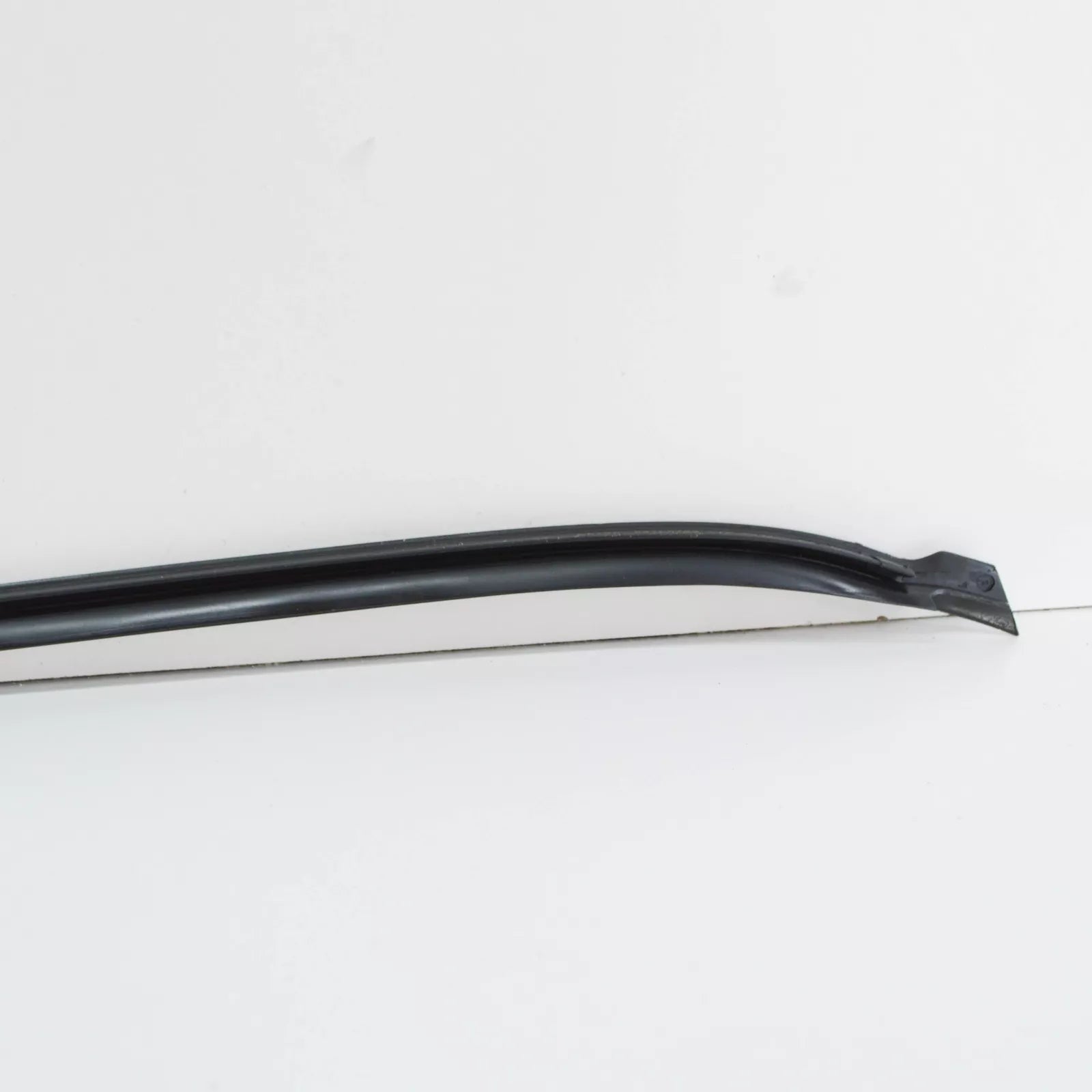 NEW VW TOUAREG 7L FRONT RIGHT WINDSHIELD MOLDING 7L68543289B9 ORIGINAL