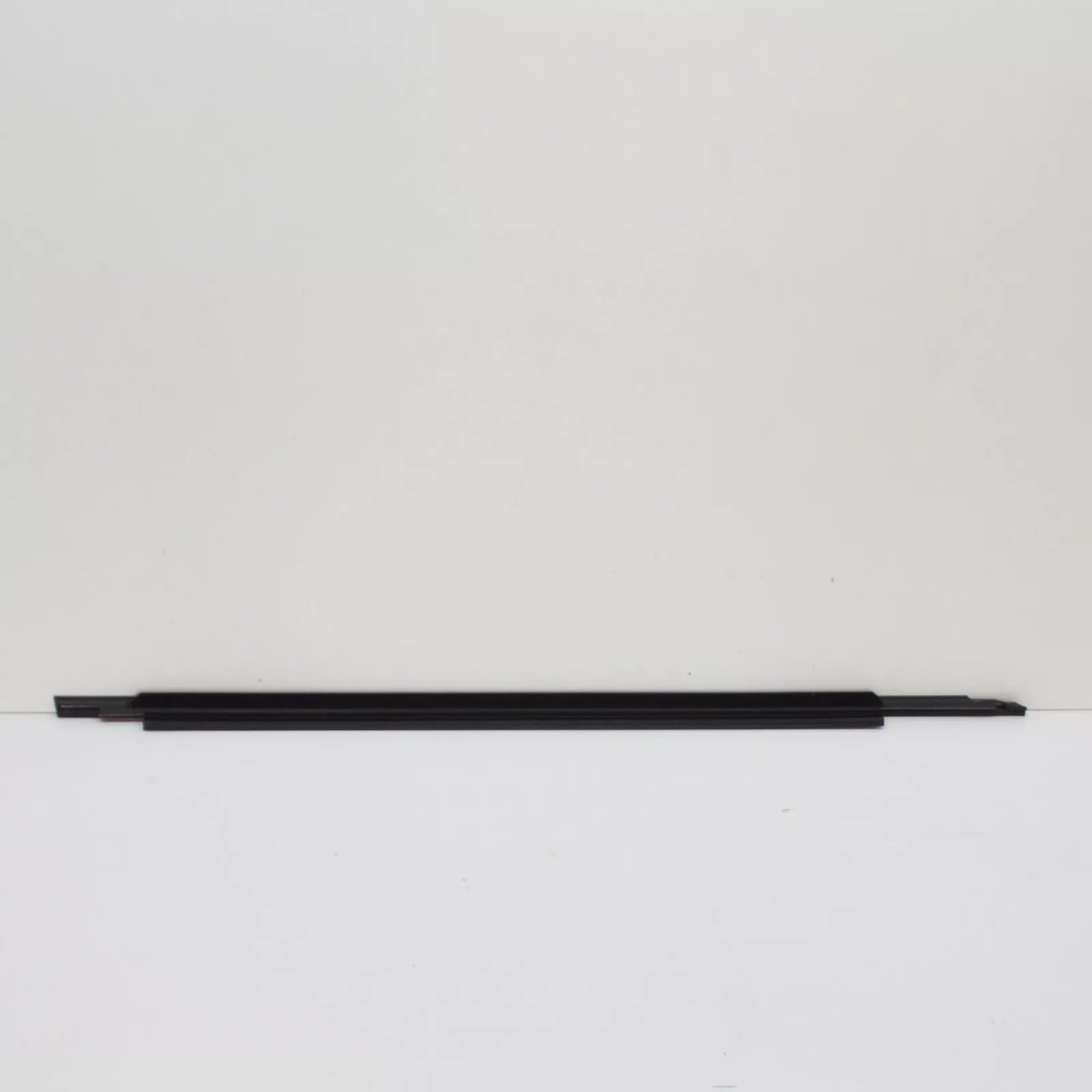 NEW AUDI A3 SPORTBACK 8V FRONT LEFT OUTER WINDOW APERTURE SEAL 8V4837477