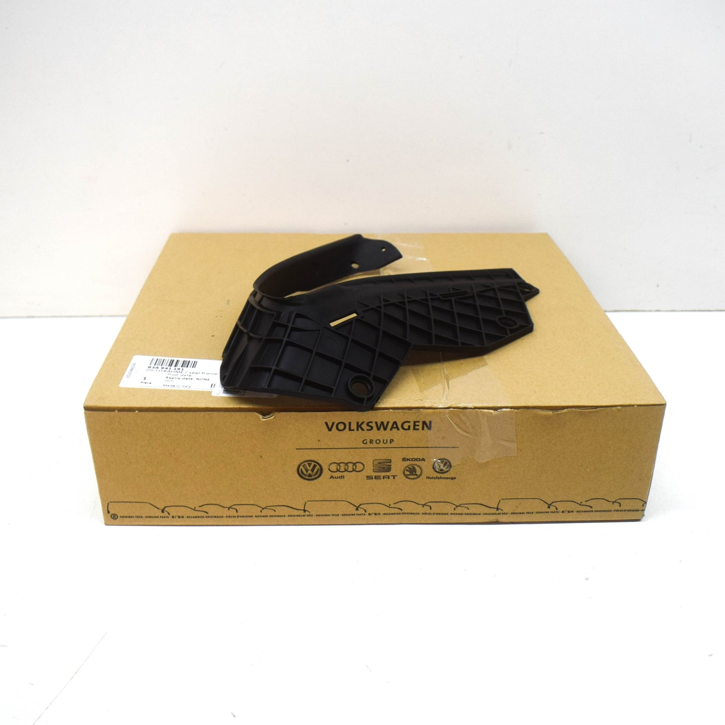 NEW AUDI Q3 F3 FRONT LEFT HEADLIGHT SEALING 83A941191 ORIGINAL