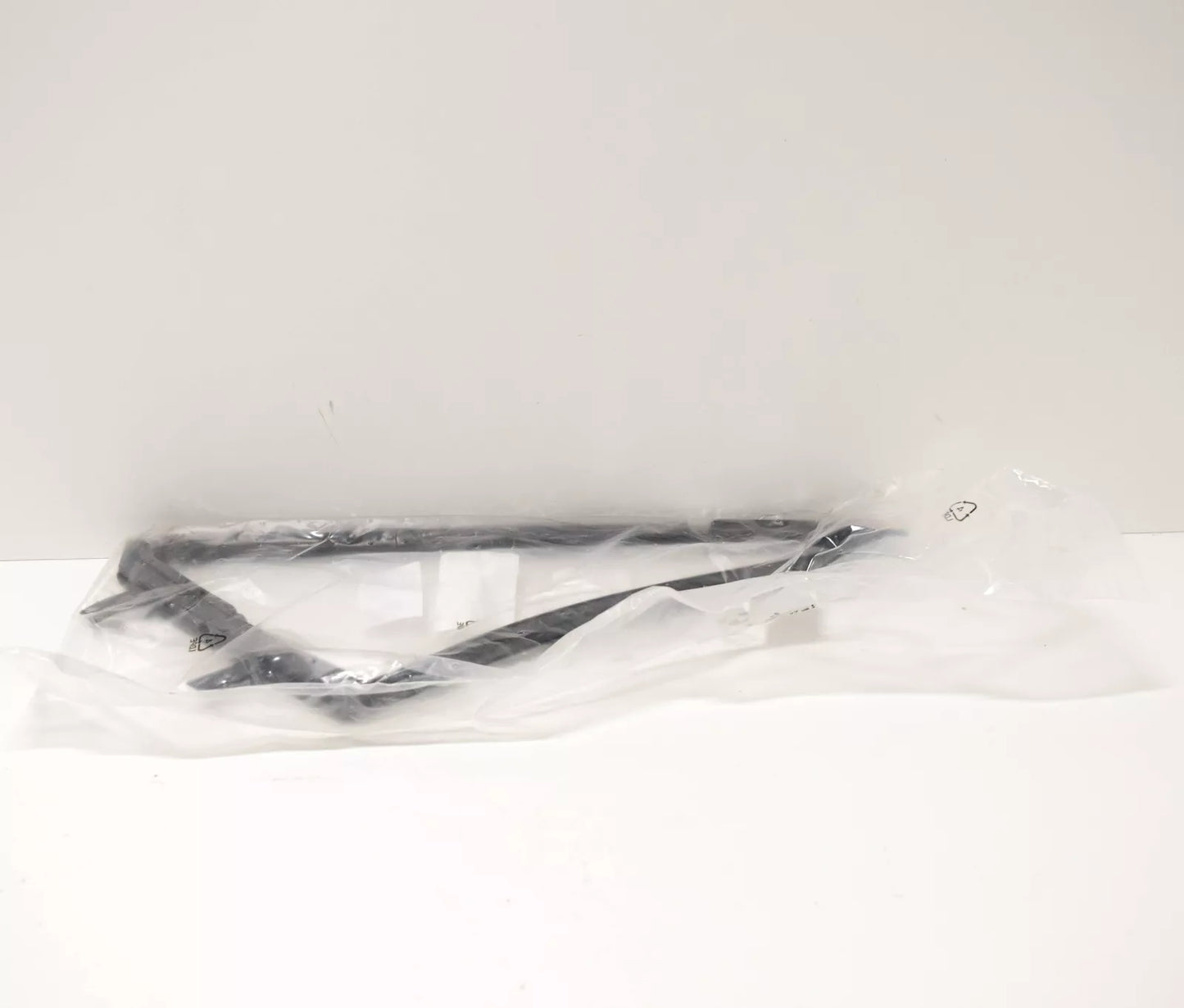 NEW BMW 1502 LEFT VENT WINDOW GASKET SEAL 51321815011 1815011 OEM