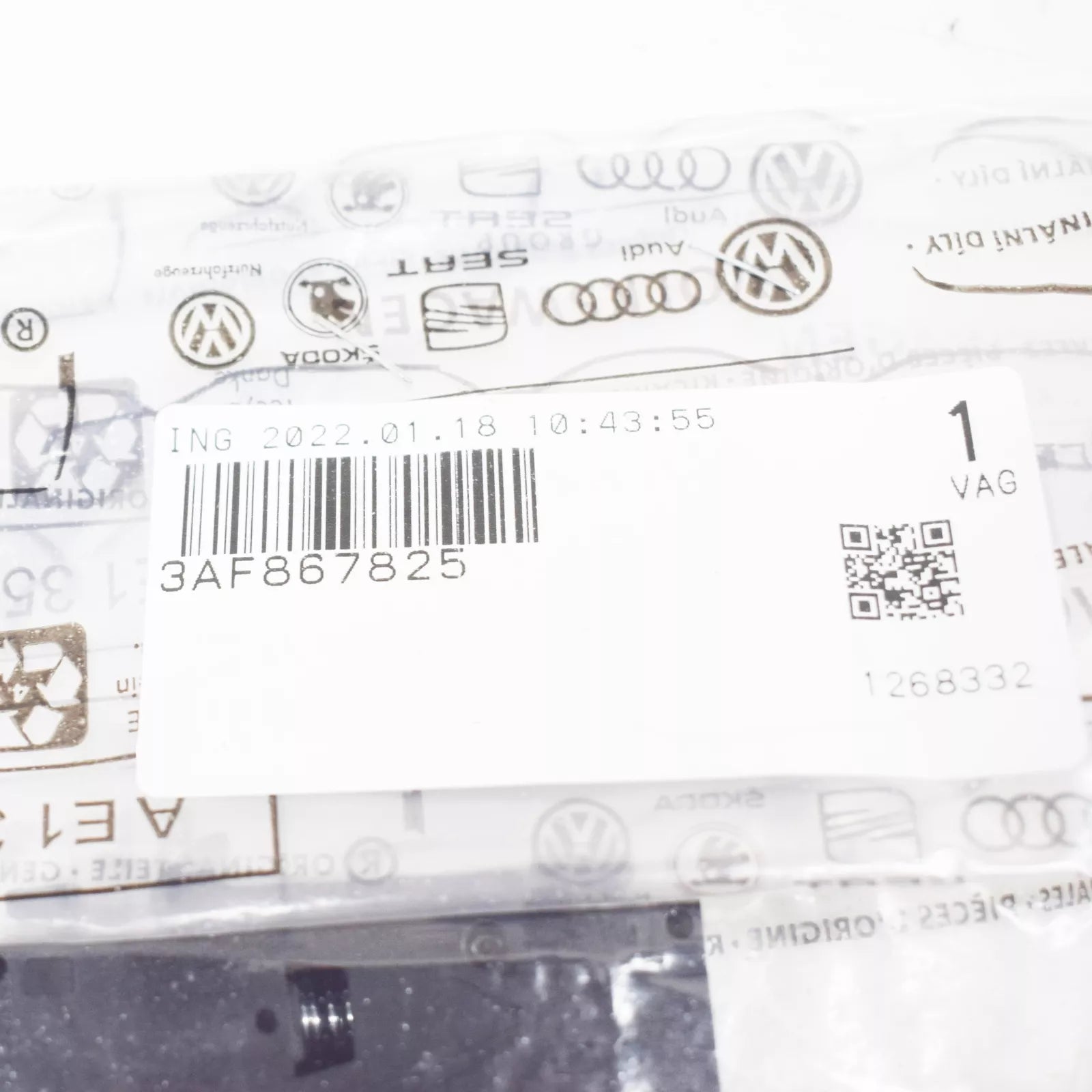 NEW VW PASSAT VARIANT B7 LUGGAGE ROLLER COVER LOCKING 3AF867825 ORIGINAL