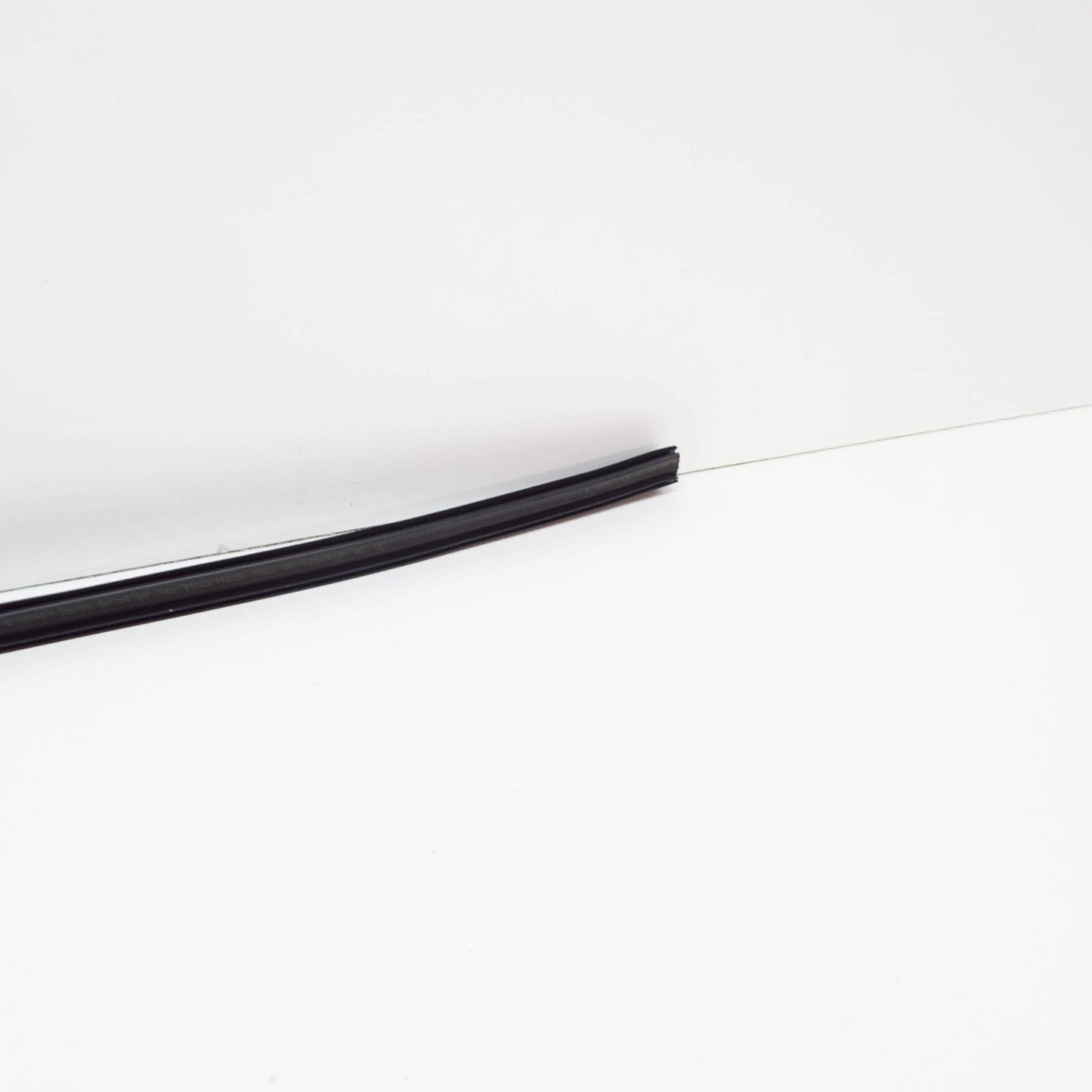 NEW MERCEDES S202 W202 SEDAN WINDOW SEALING RAIL OUTSIDE A2027250065 ORIGINAL