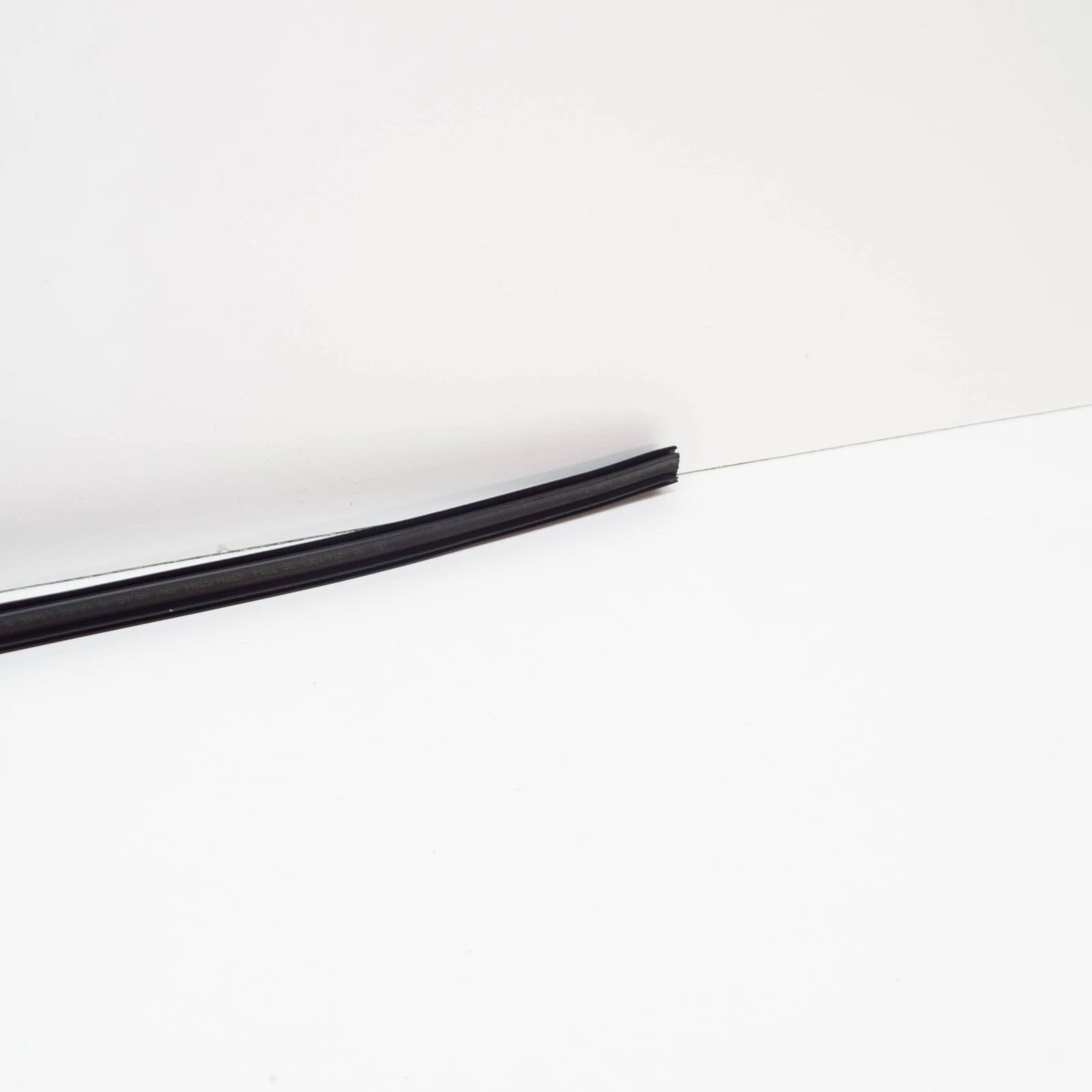 NEW MERCEDES S202 W202 SEDAN WINDOW SEALING RAIL OUTSIDE A2027250065 ORIGINAL