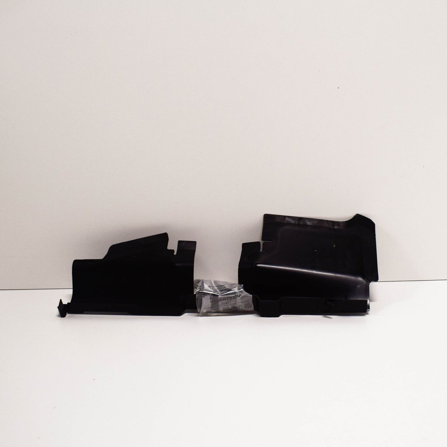 NEW AUDI A3 8P RIGHT AIR GUIDE 8P0121284E ORIGINAL