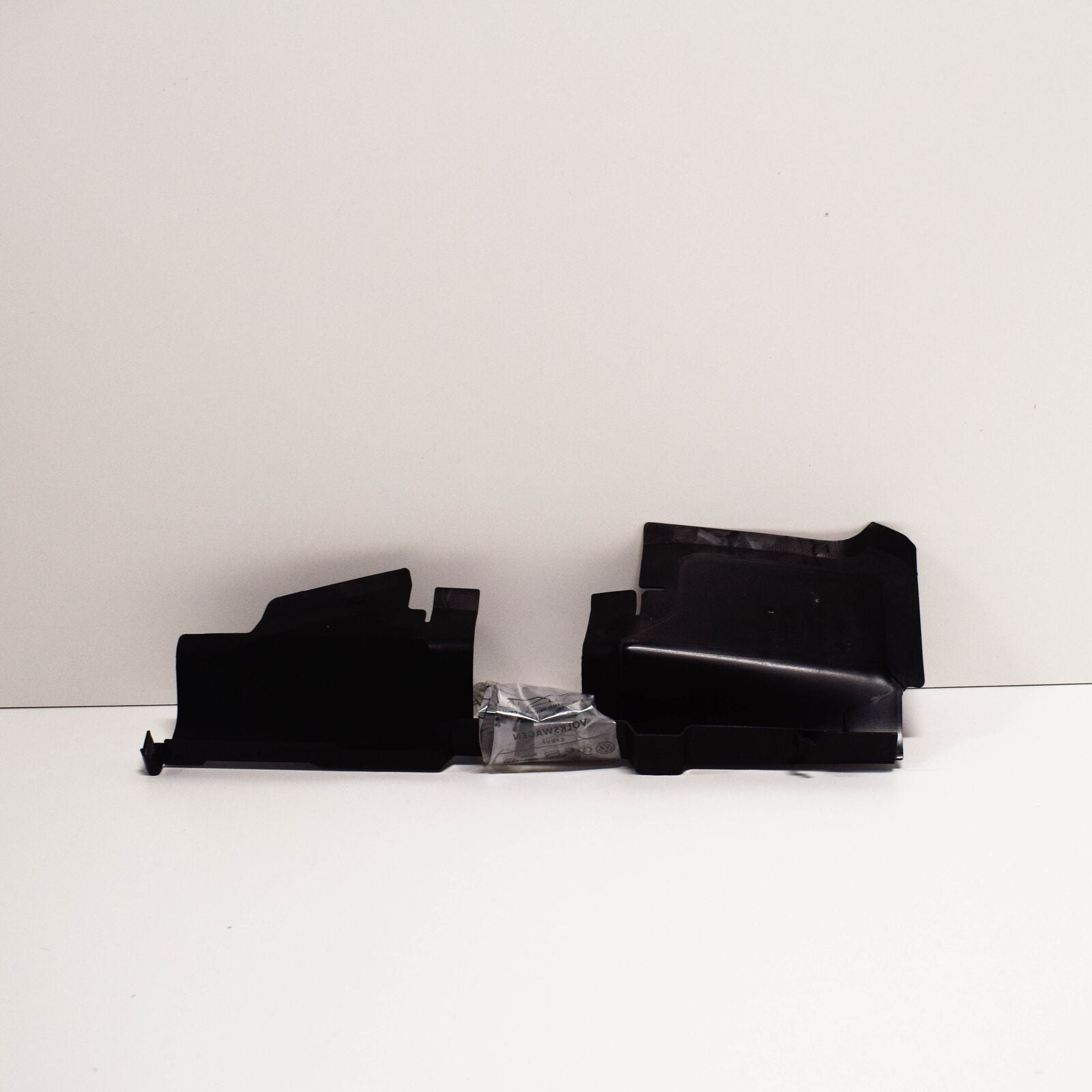 NEW AUDI A3 8P RIGHT AIR GUIDE 8P0121284E ORIGINAL