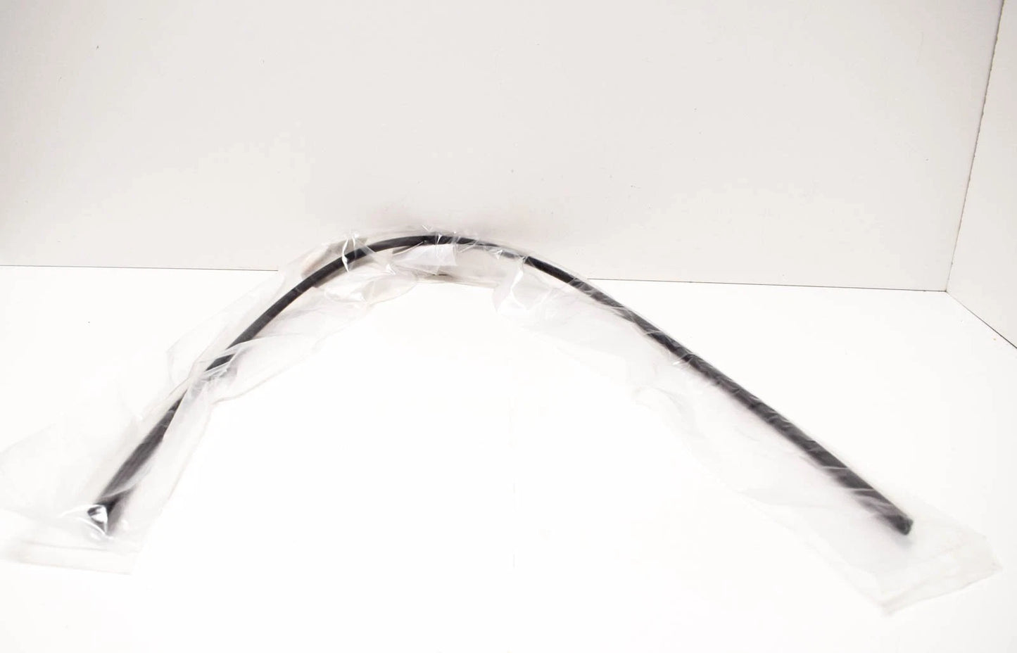 NEW BMW E39 SEDAN REAR WINDSHIELD BOTTOM MOULDING TRIM SEAL 51318159786 ORIGINAL