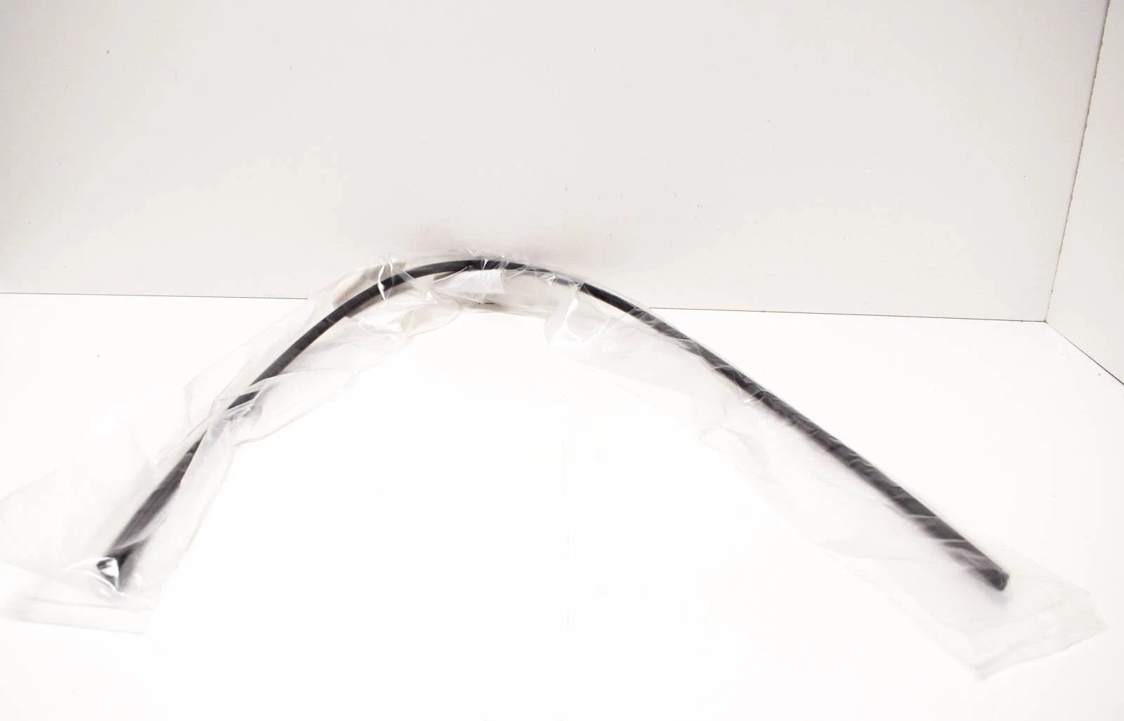 NEW BMW E39 SEDAN REAR WINDSHIELD BOTTOM MOULDING TRIM SEAL 51318159786 ORIGINAL