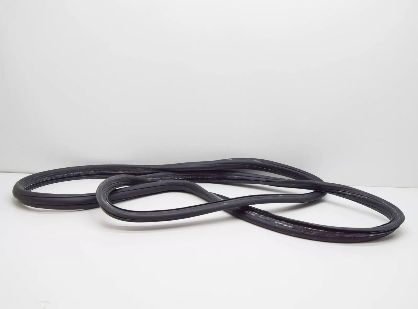 NEW BMW 6 E24 COUPE REAR BACK WINDOW WEATHERSTRIP 51311839116 1839116 ORIGINAL