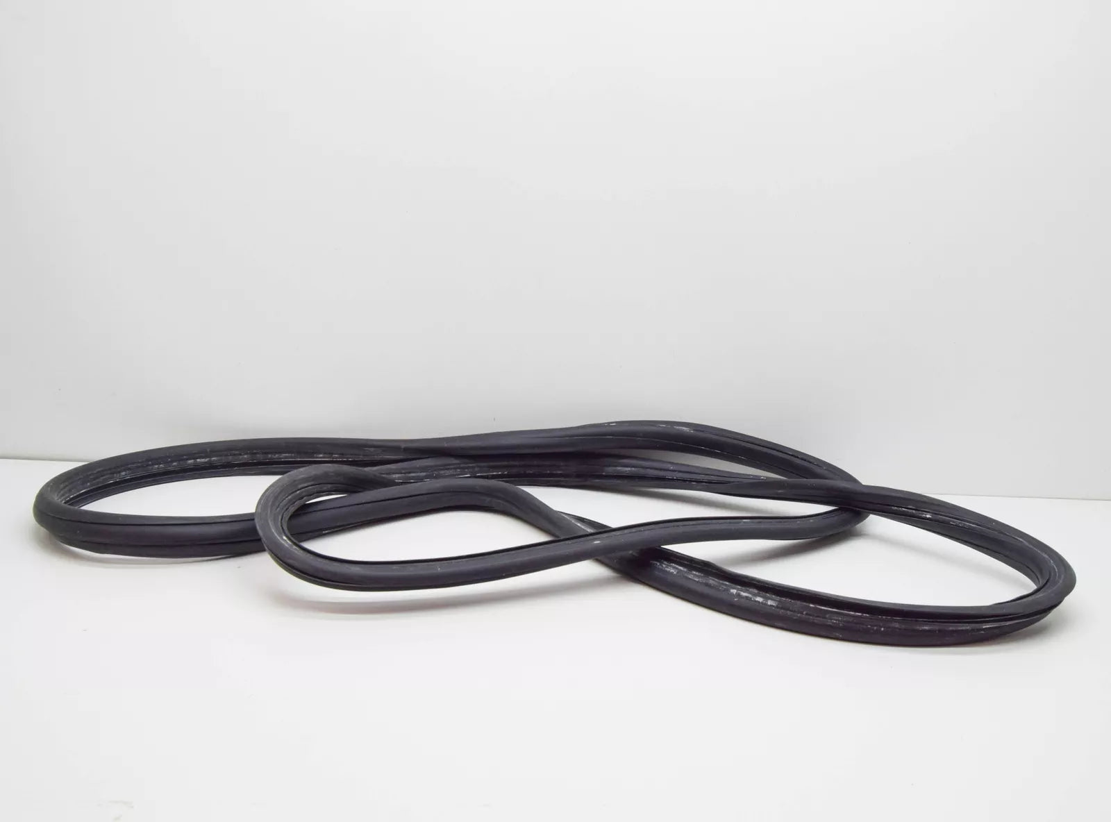 NEW BMW 6 E24 COUPE REAR BACK WINDOW WEATHERSTRIP 51311839116 1839116 ORIGINAL