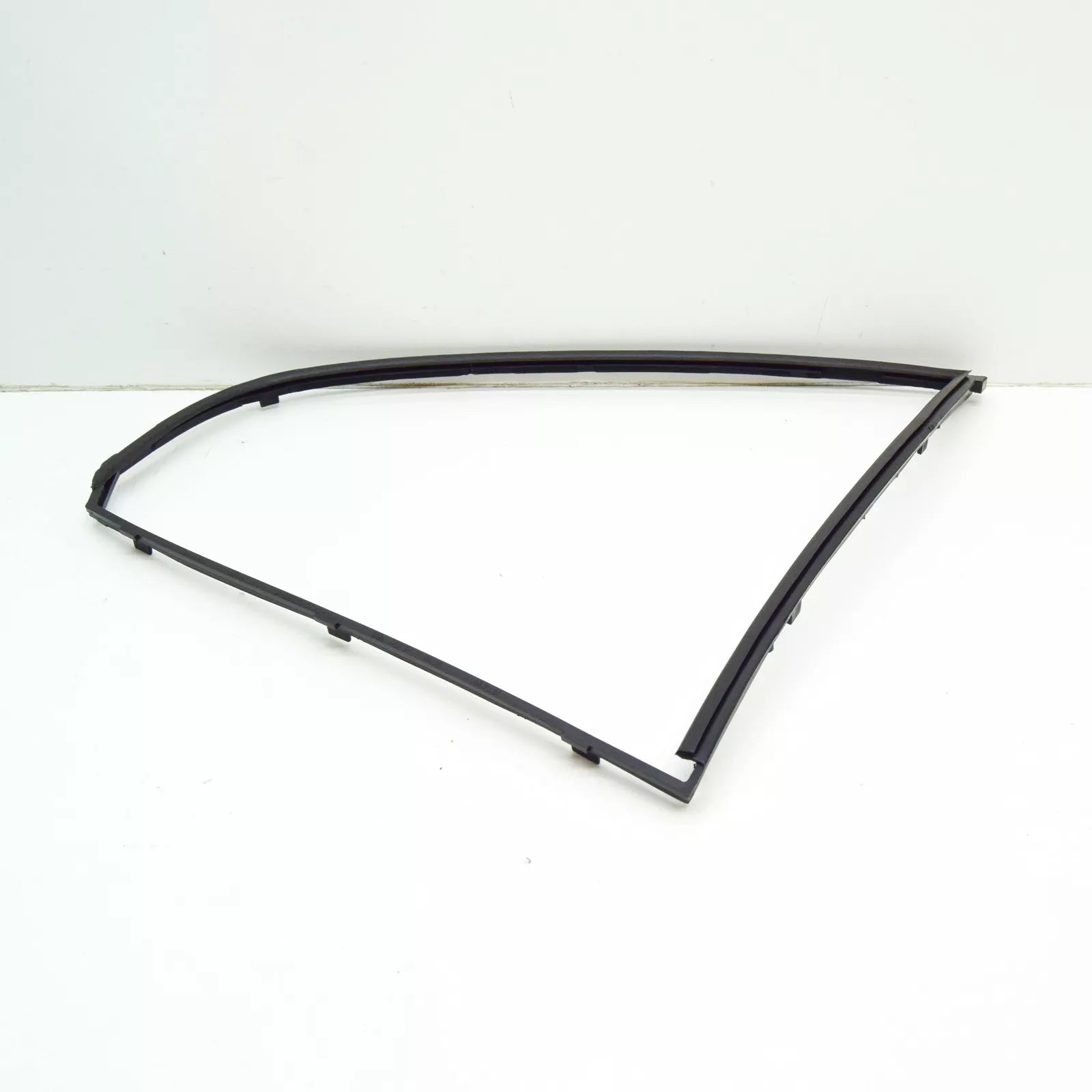 NEW BMW 5 E39 REAR RIGHT DOOR QUARTER WINDOW FRAME 51348186184 8186184 ORIGINAL