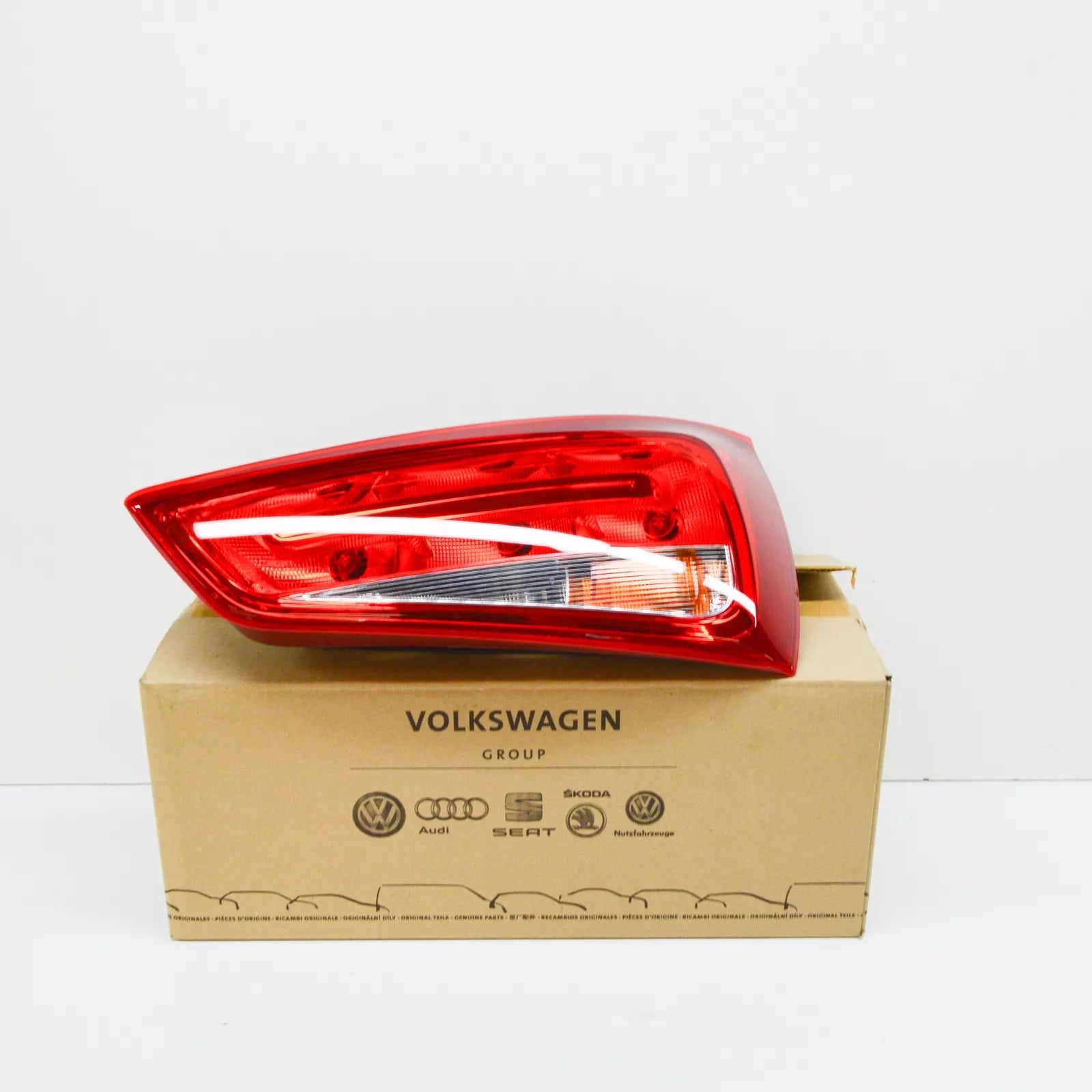 NEW AUDI A1 8X REAR LID RIGHT TAILLIGHT 8X0945094D