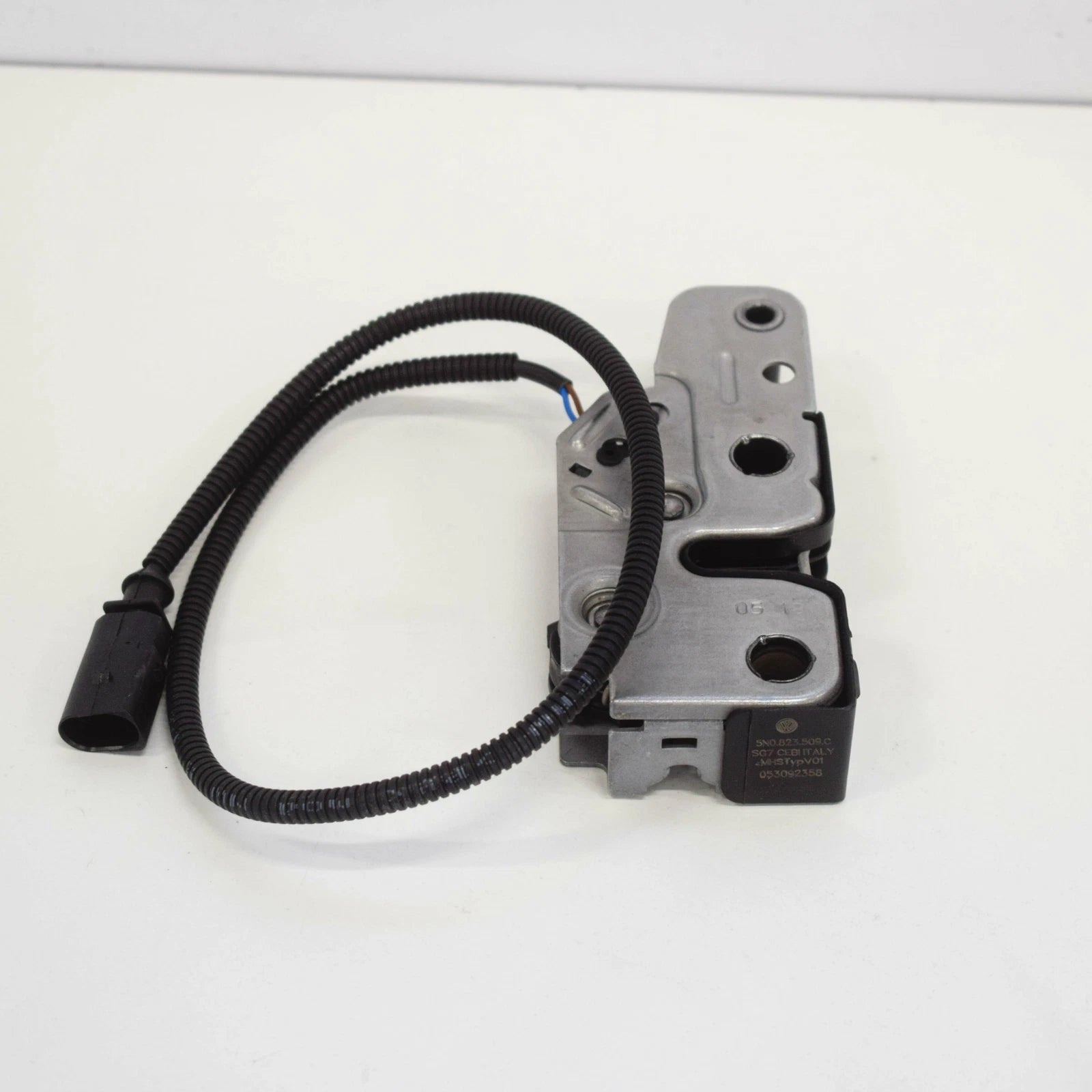 NEW VW TIGUAN 5N MK1 FRONT HOOD LOCK LOWER PART 5N0823509C ORIGINAL