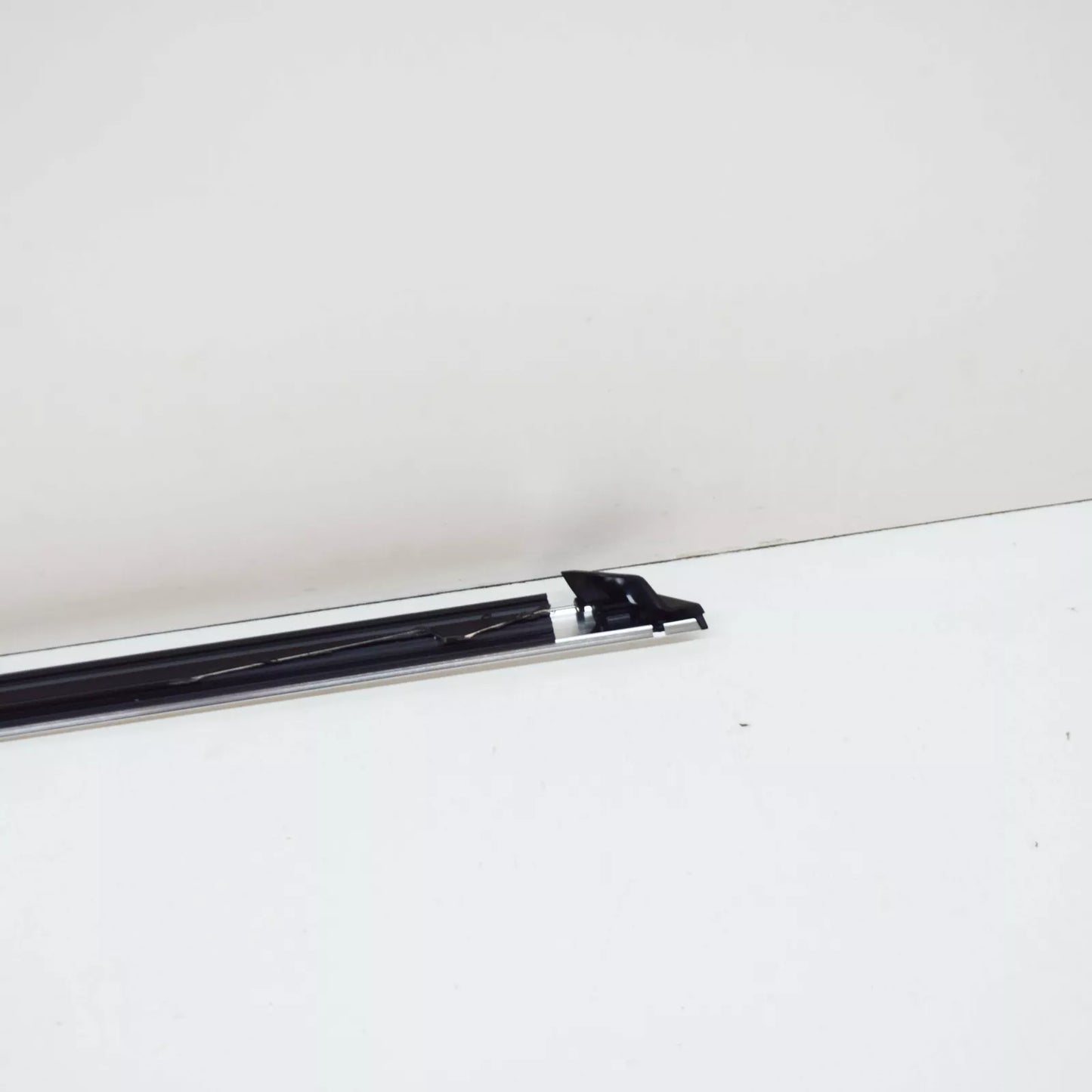 NEW MERCEDES-BENZ C W204 FRONT LEFT DOOR WINDOW SEALING RAIL A2047251565