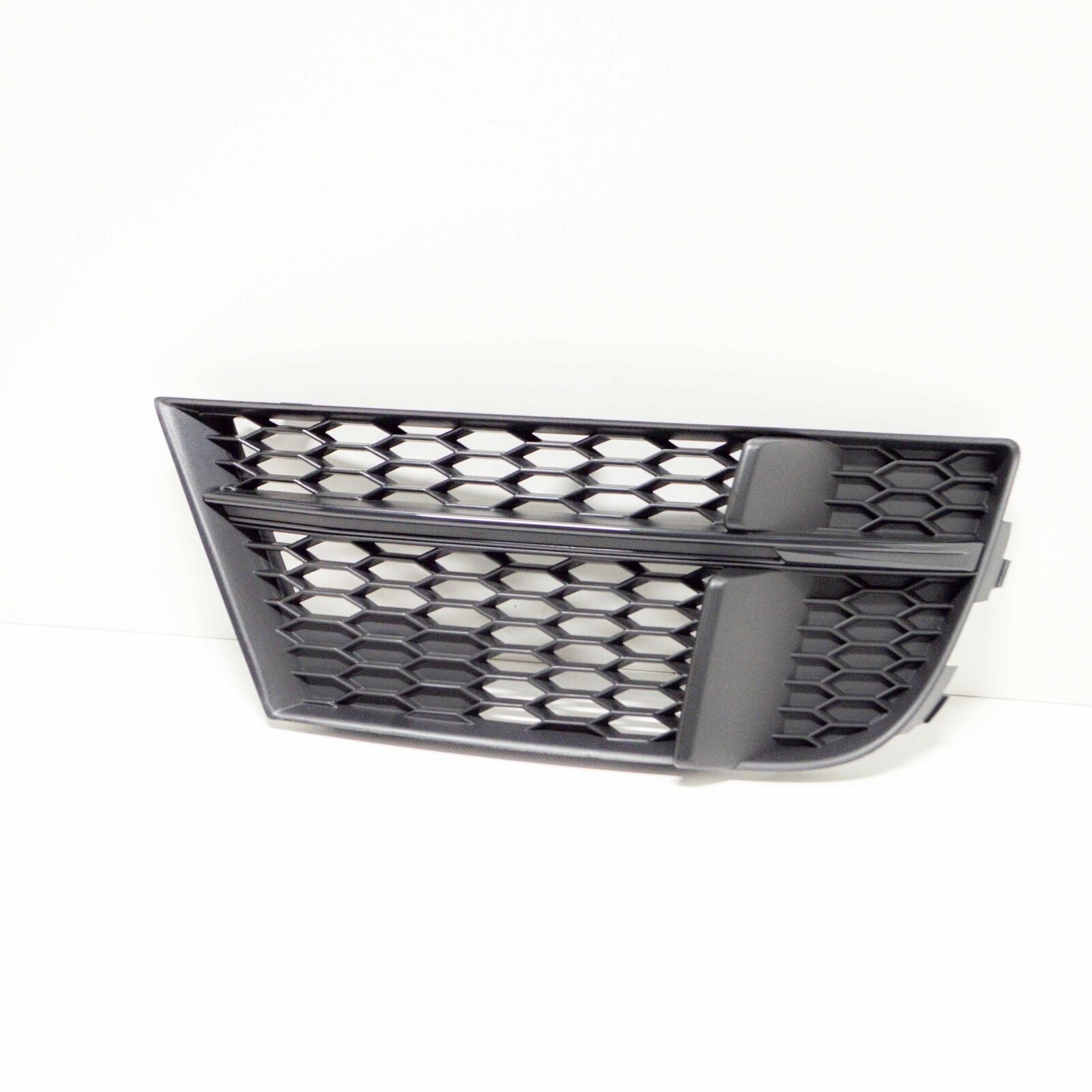NEW AUDI A3 8P FRONT BUMPER RIGHT SIDE GRILLE 8V3807682QESM 2013 ORIGINAL
