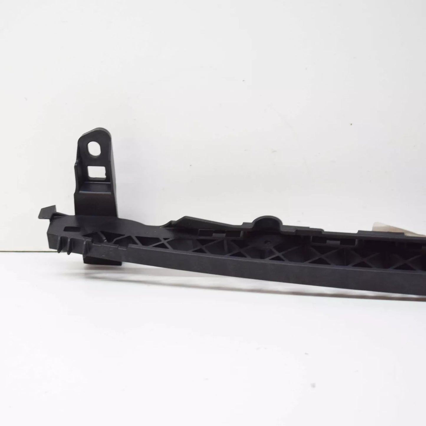 NEW VW PASSAT B8 FRONT RADIATOR CENTER UPPER BRACKET HOLDER 5GM805705A ORIGINAL