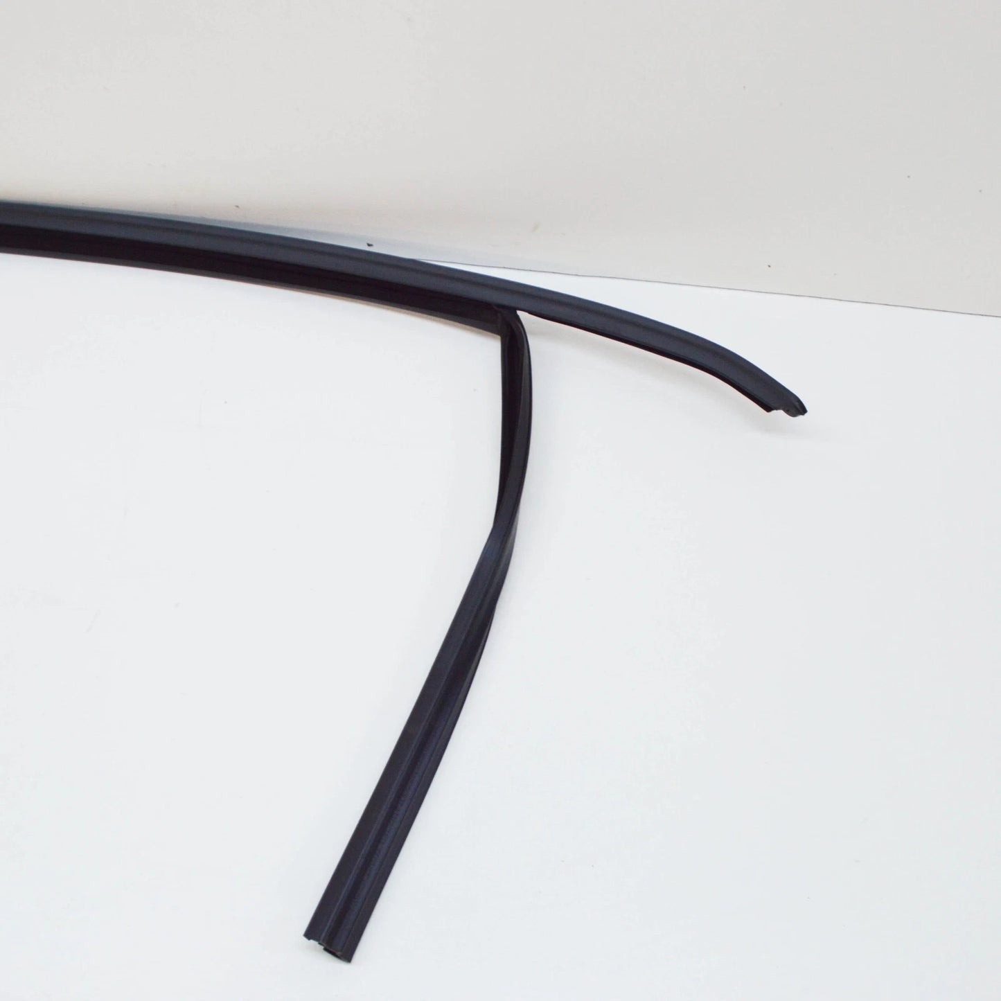 NEW VOLKSWAGEN JETTA A6 FRONT RIGHT WINDOW GUIDE 5C68374325AP ORIGINAL